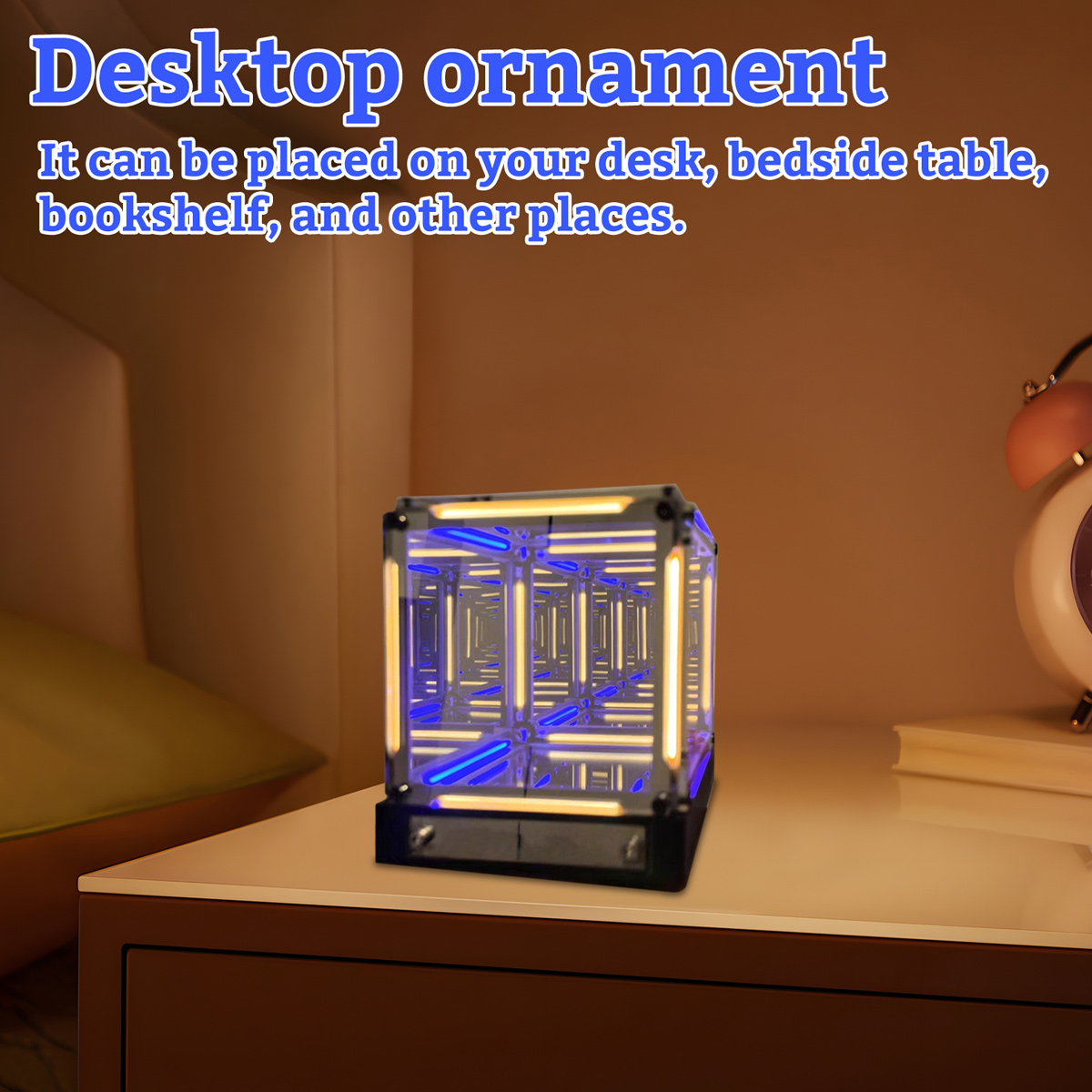 Ein kubisches Desktop-Ornament mit blauen und gelben Lichtern auf einem Nachttisch.