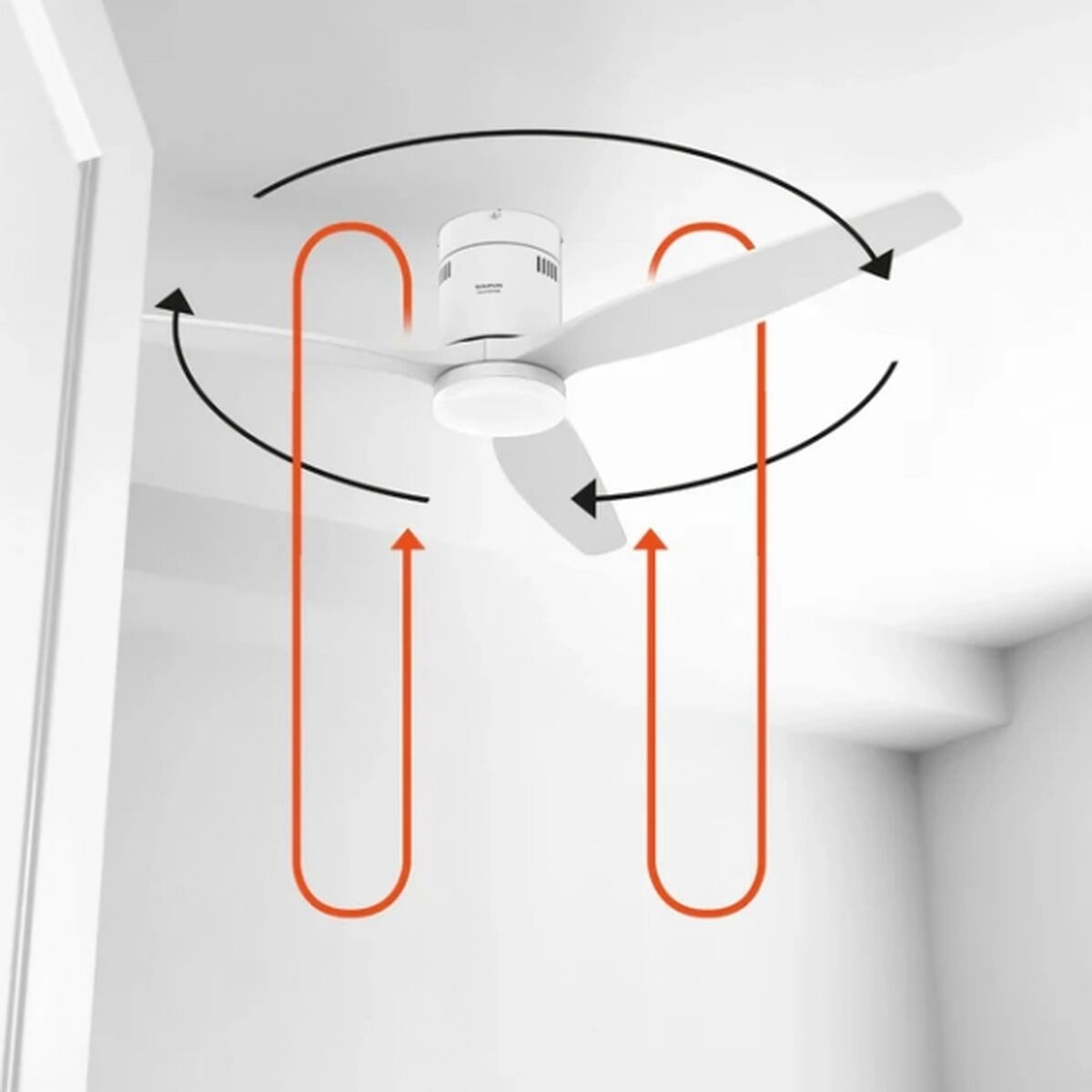 Ventilatore da soffitto bianco con frecce nere e arancioni che indicano la circolazione dell'aria.