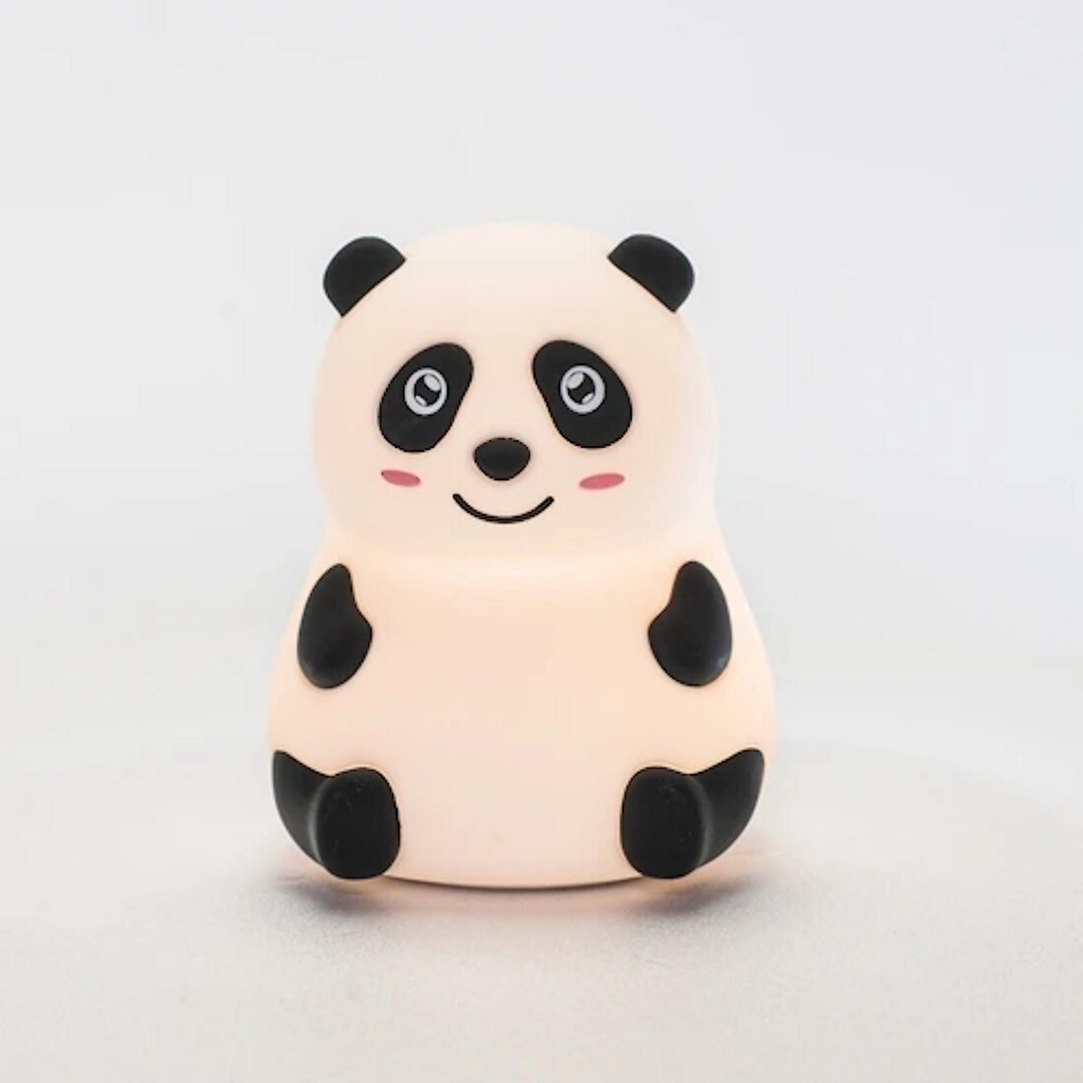 Eine leuchtende Panda-Lampe sitzt auf einem hellen Hintergrund.