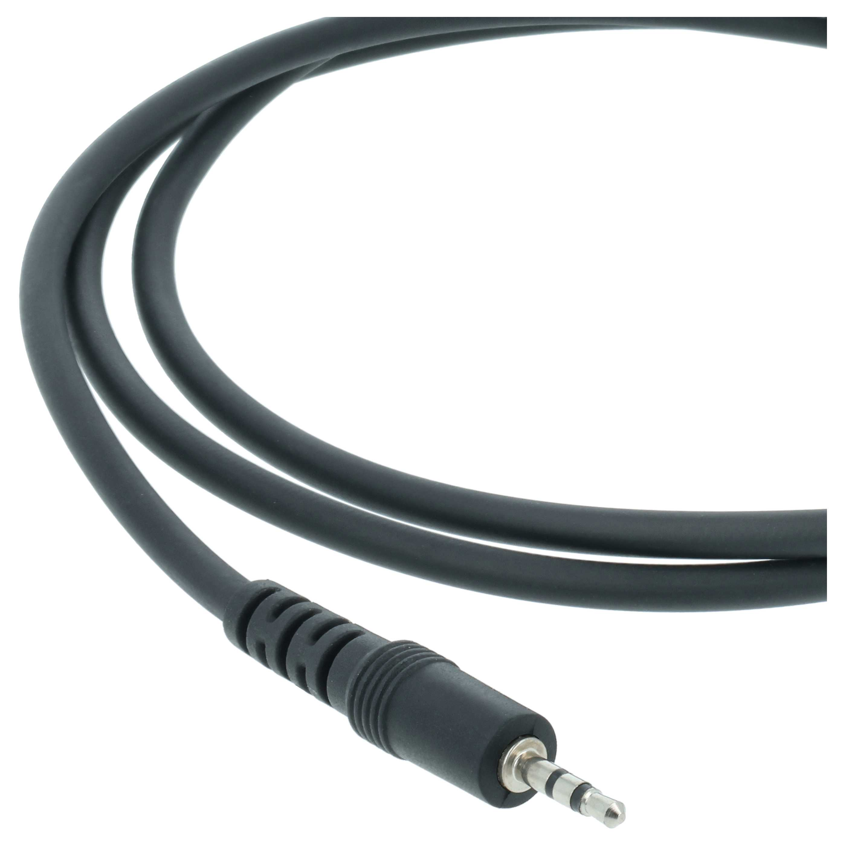 Ein schwarzes Audiokabel mit 3,5-mm-Stecker liegt gekrümmt auf weißem Hintergrund.
