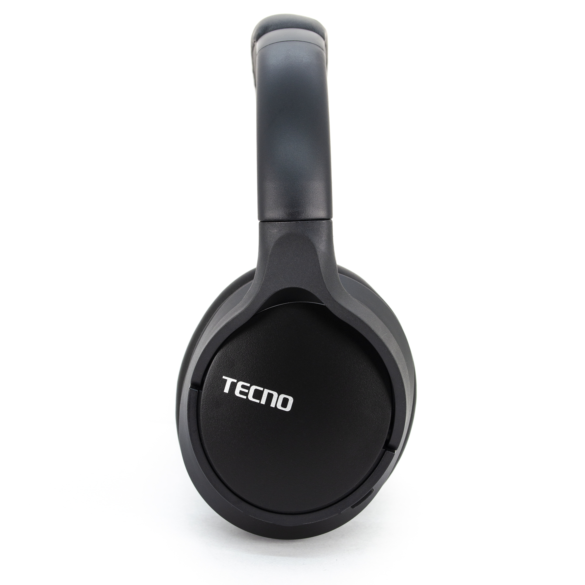 Beyaz arka plan üzerinde TECNO logolu siyah kulak üstü kulaklık.