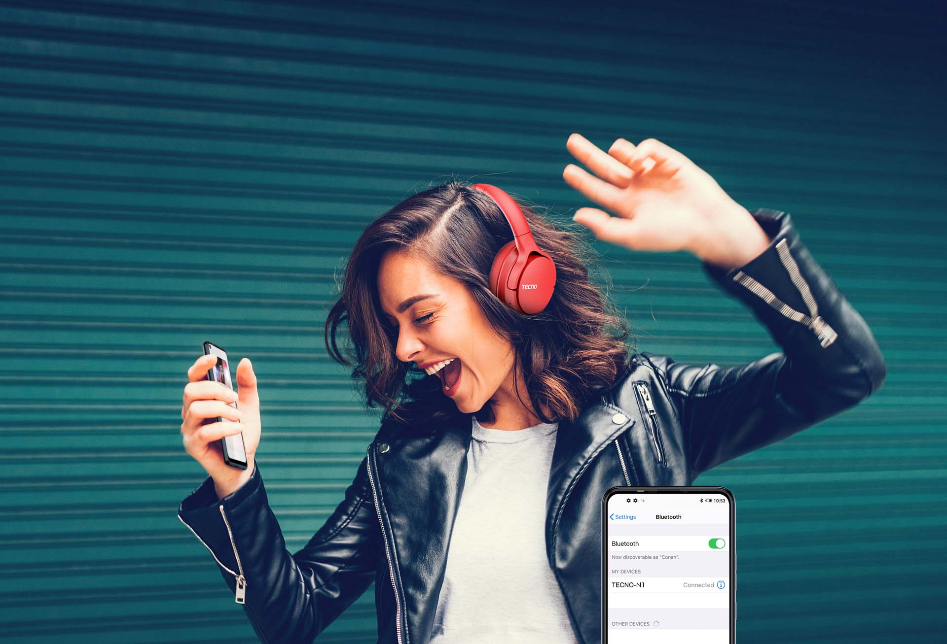 Kırmızı kulaklıklı bir kadın akıllı telefon tutarak dans ediyor. Arka plan yeşil çizgili.