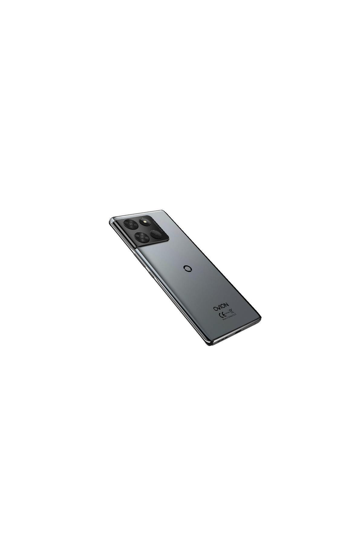 Dört arka kamerası, logosu ve CE işareti olan gri bir akıllı telefon.