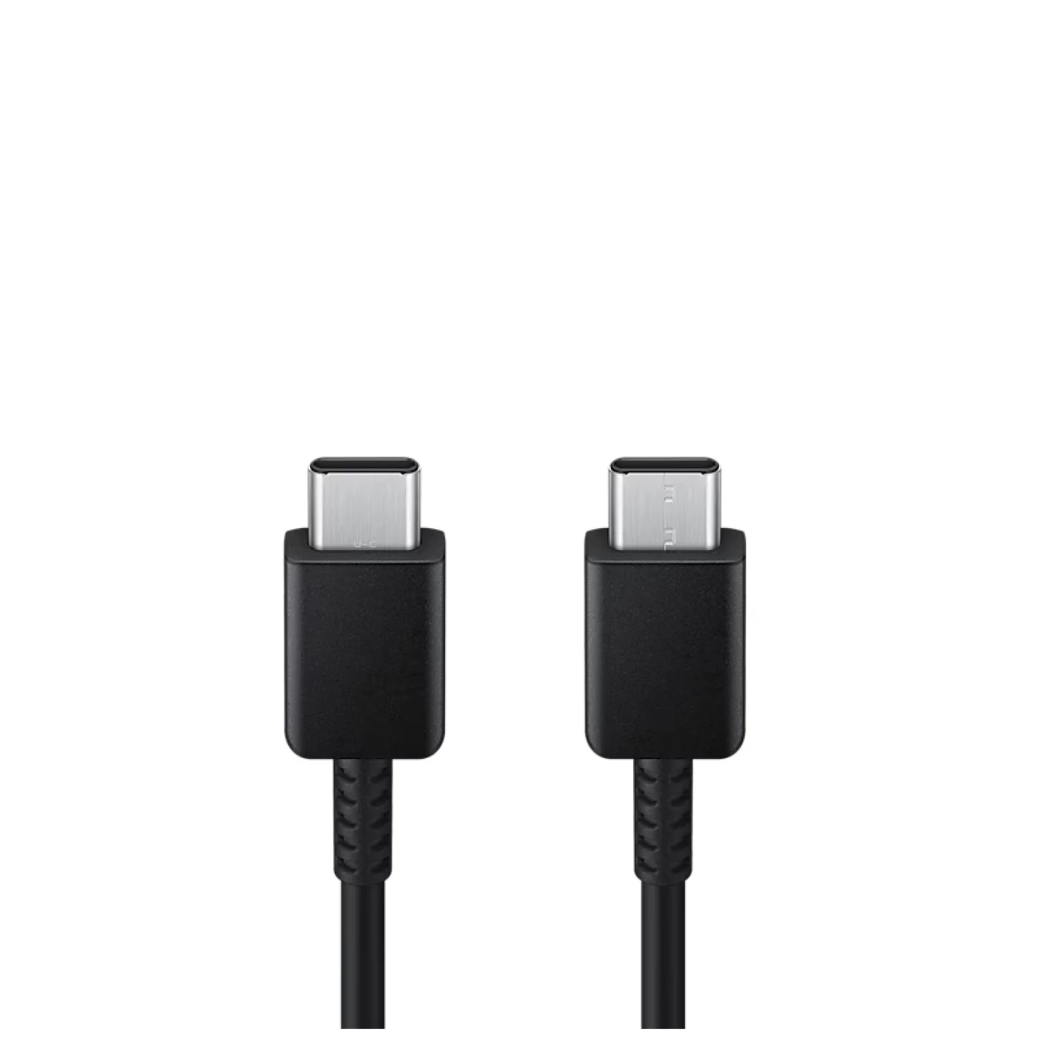Gümüş konektörlü iki siyah USB-C kablosu, beyaz üzerinde izole edilmiş.