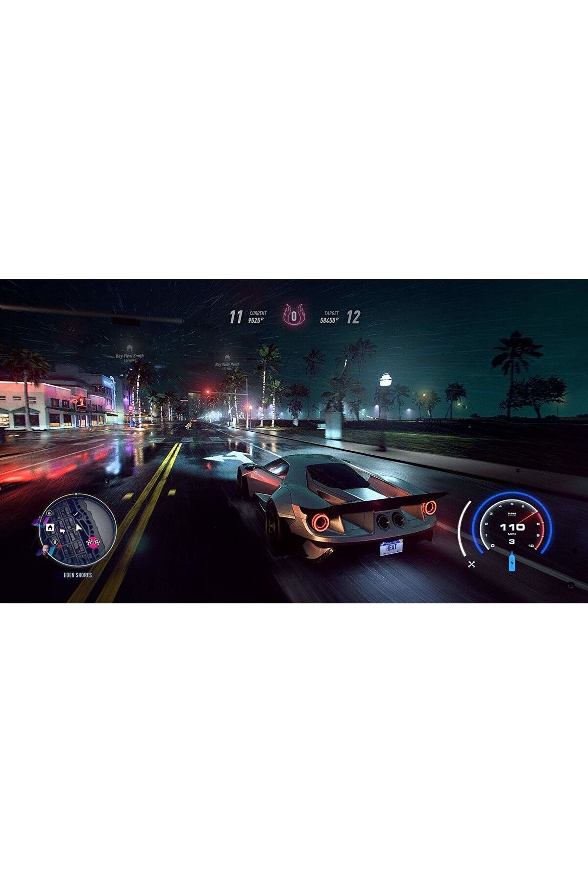 Gümüş renkli spor araba gece ıslak bir caddede gidiyor. Neon ışıkları ve palmiyeler yolu çevreliyor.