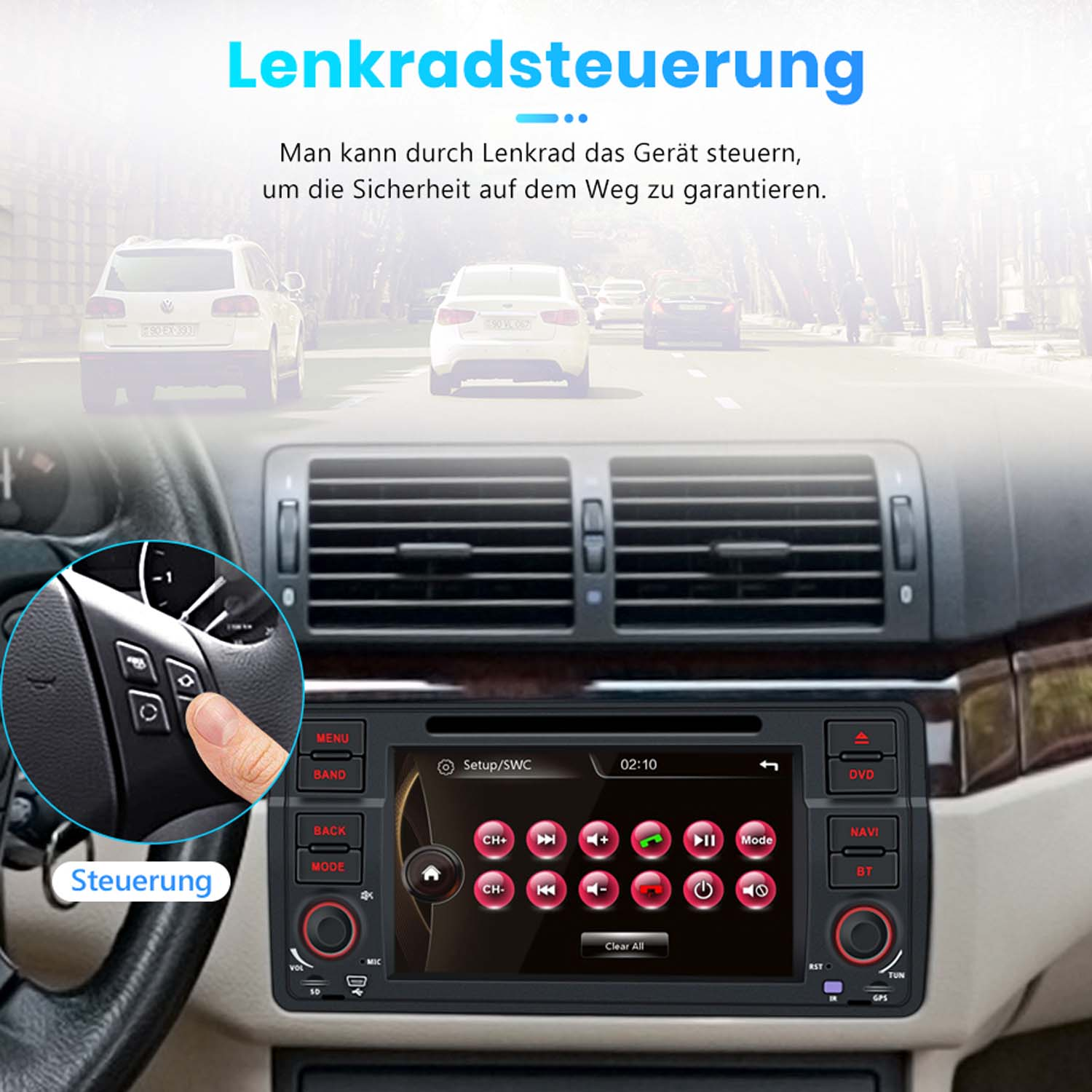 Ein Finger drückt eine Taste am Lenkrad eines Autos. Das Autoradio zeigt das Menü an.