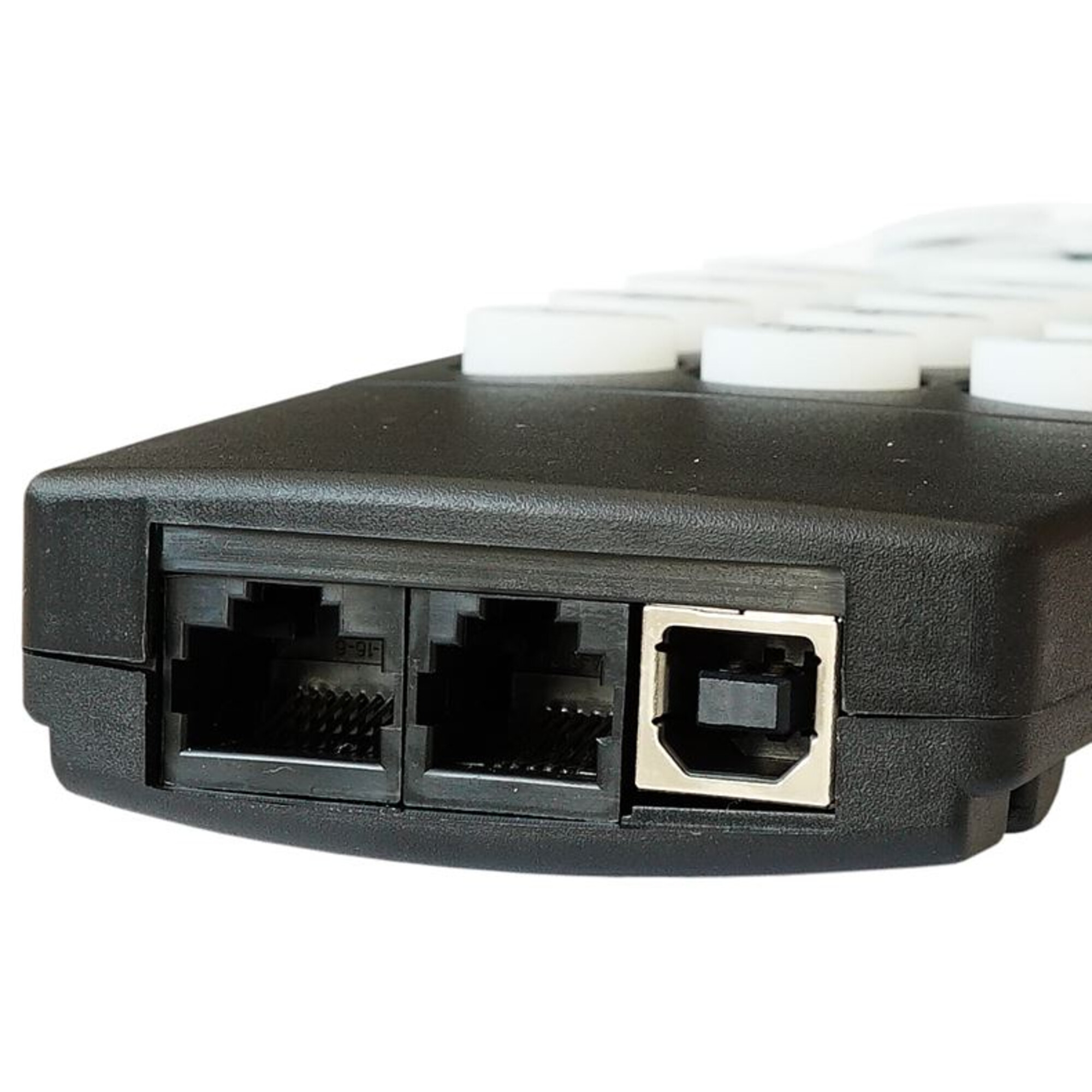 Schwarzes Gerät mit zwei RJ45-Anschlüssen und einem USB-Anschluss.