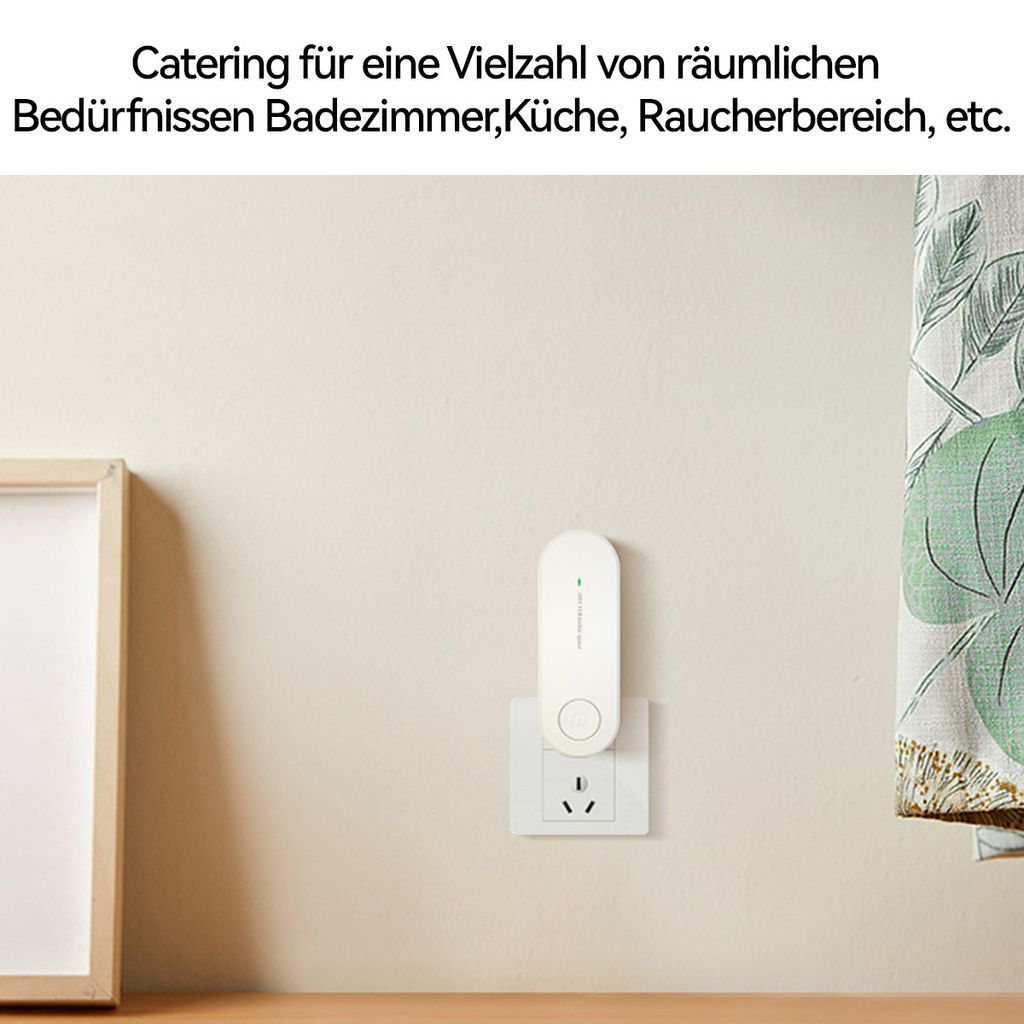 Ein weißer Stecker mit grünem Licht in einer Steckdose an einer Wand.