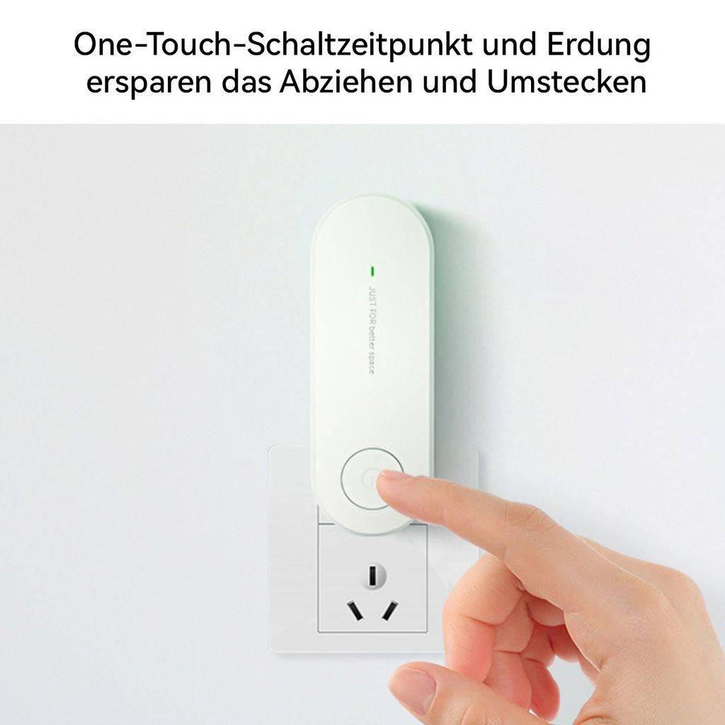 Ein Finger drückt auf einen weißen Adapter, der in eine Steckdose gesteckt ist.
