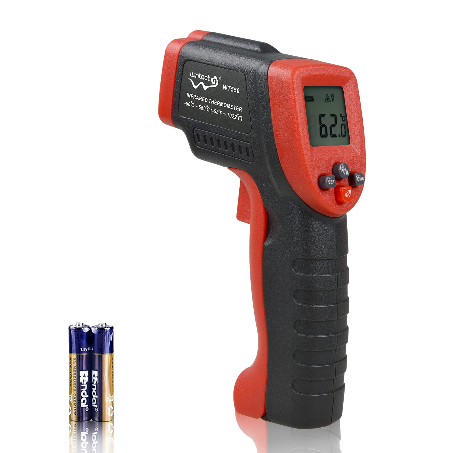 Rot-schwarzes Infrarot-Thermometer mit LCD-Anzeige, die 62,0 anzeigt, neben zwei AA-Batterien.