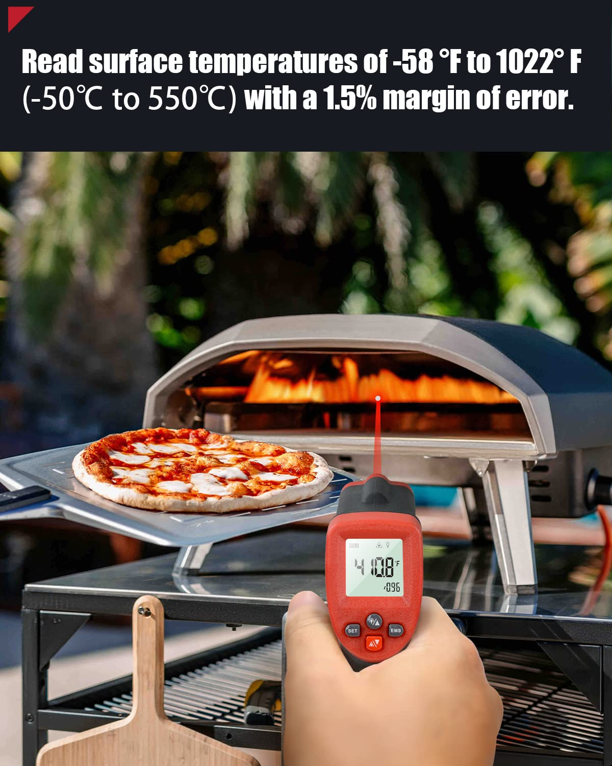 Ein roter Thermometer misst die Temperatur eines Pizzas in einem Ofen.