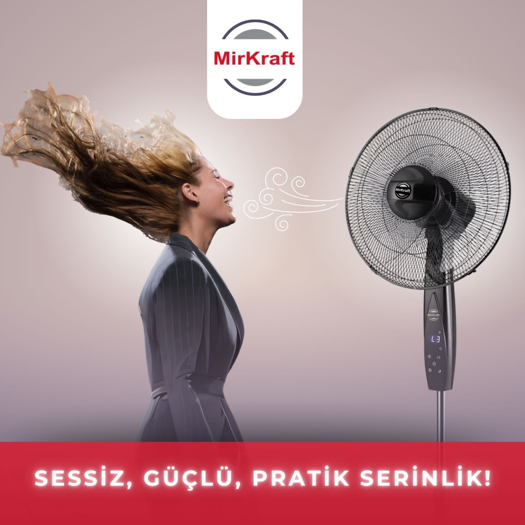 Saçları dalgalanan kadın vantilatör önünde gülümsüyor.
