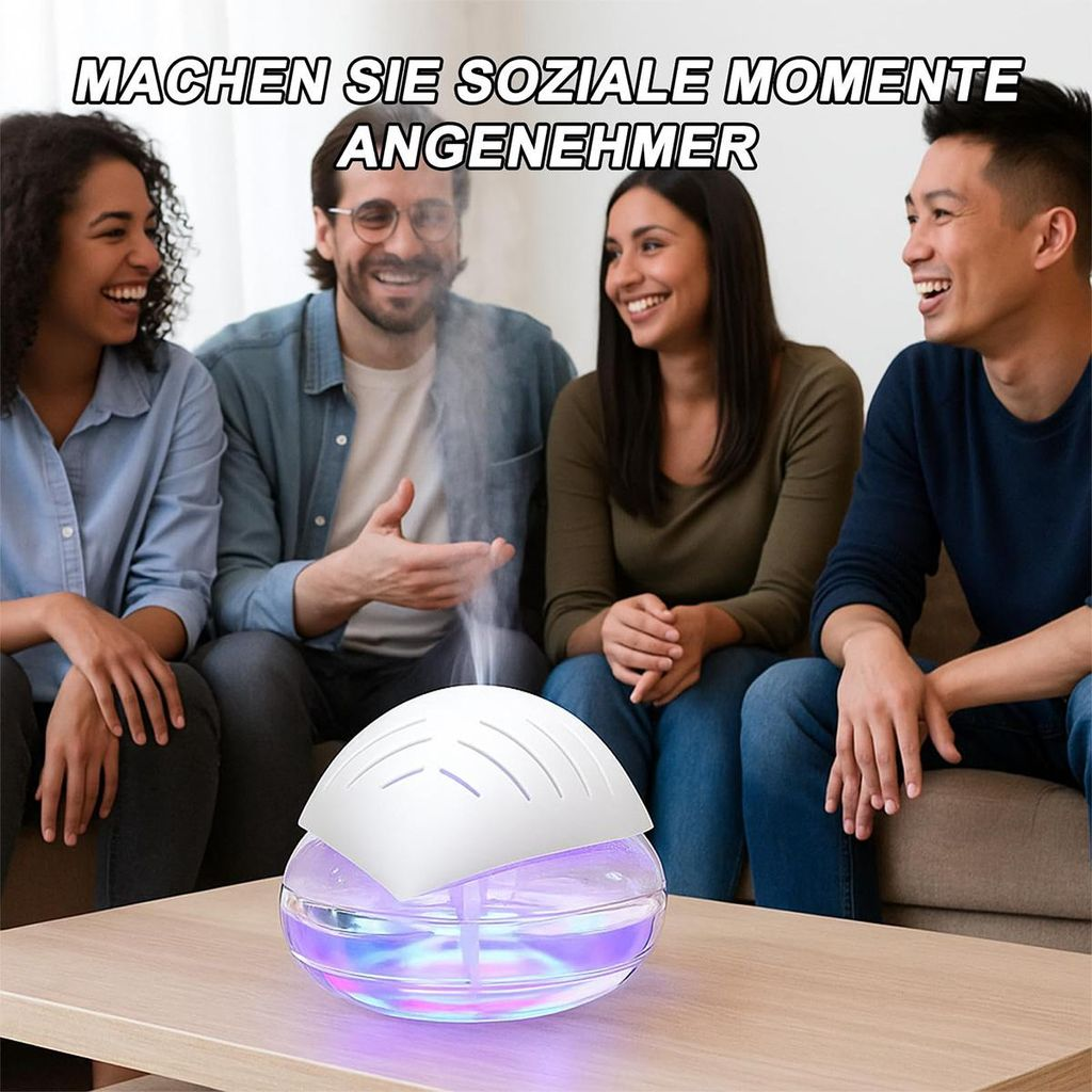Vier lachende Freunde sitzen nebeneinander, ein Diffusor mit Nebel steht im Vordergrund.