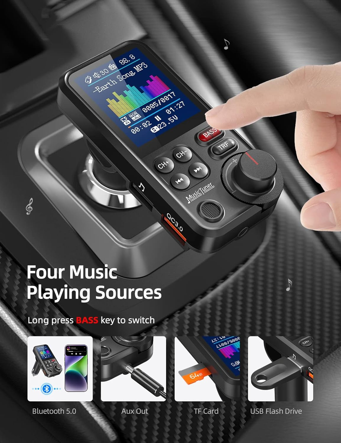 Ein Finger bedient ein Autoradio-FM-Transmitter mit Bildschirm und Tasten.
