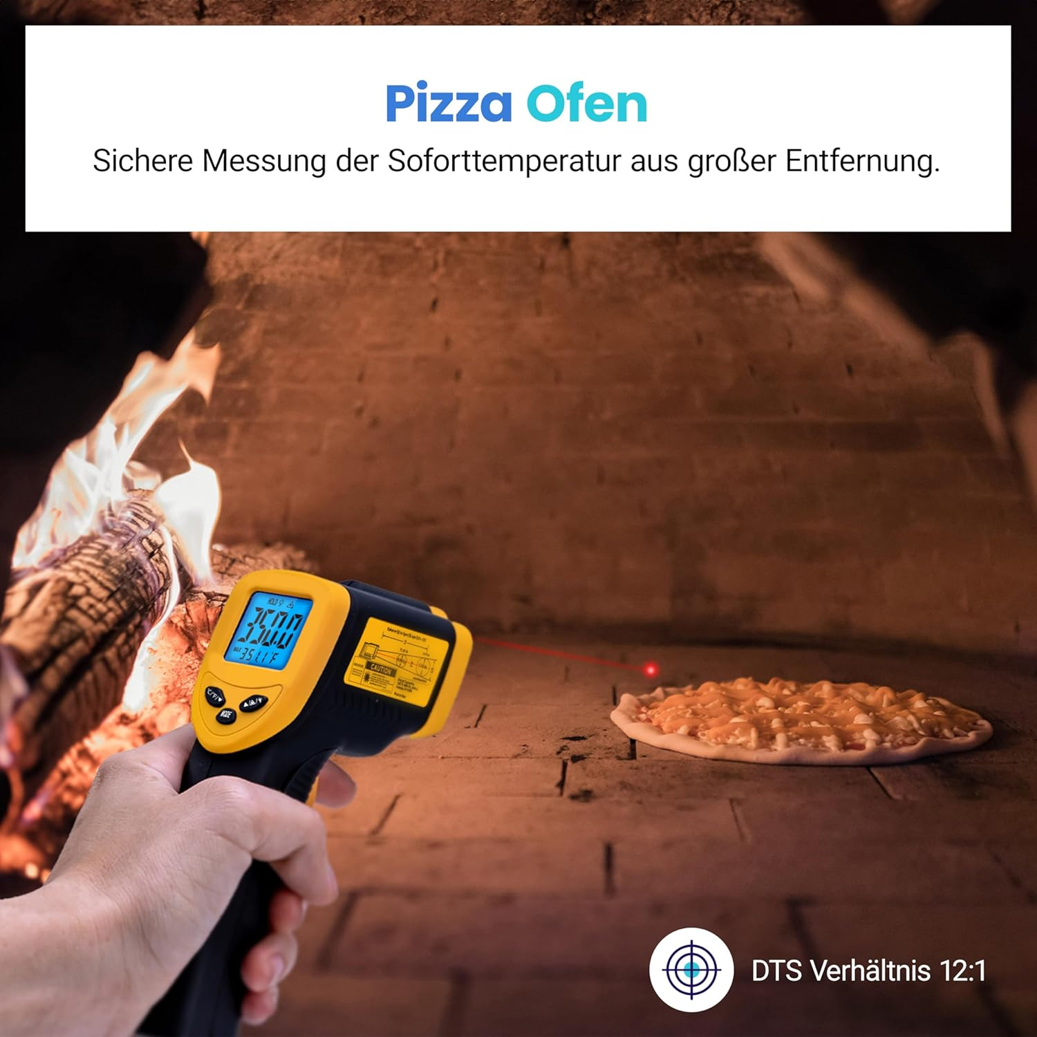Ein gelbes Infrarotthermometer misst die Temperatur eines Pizzas in einem Holzofen.