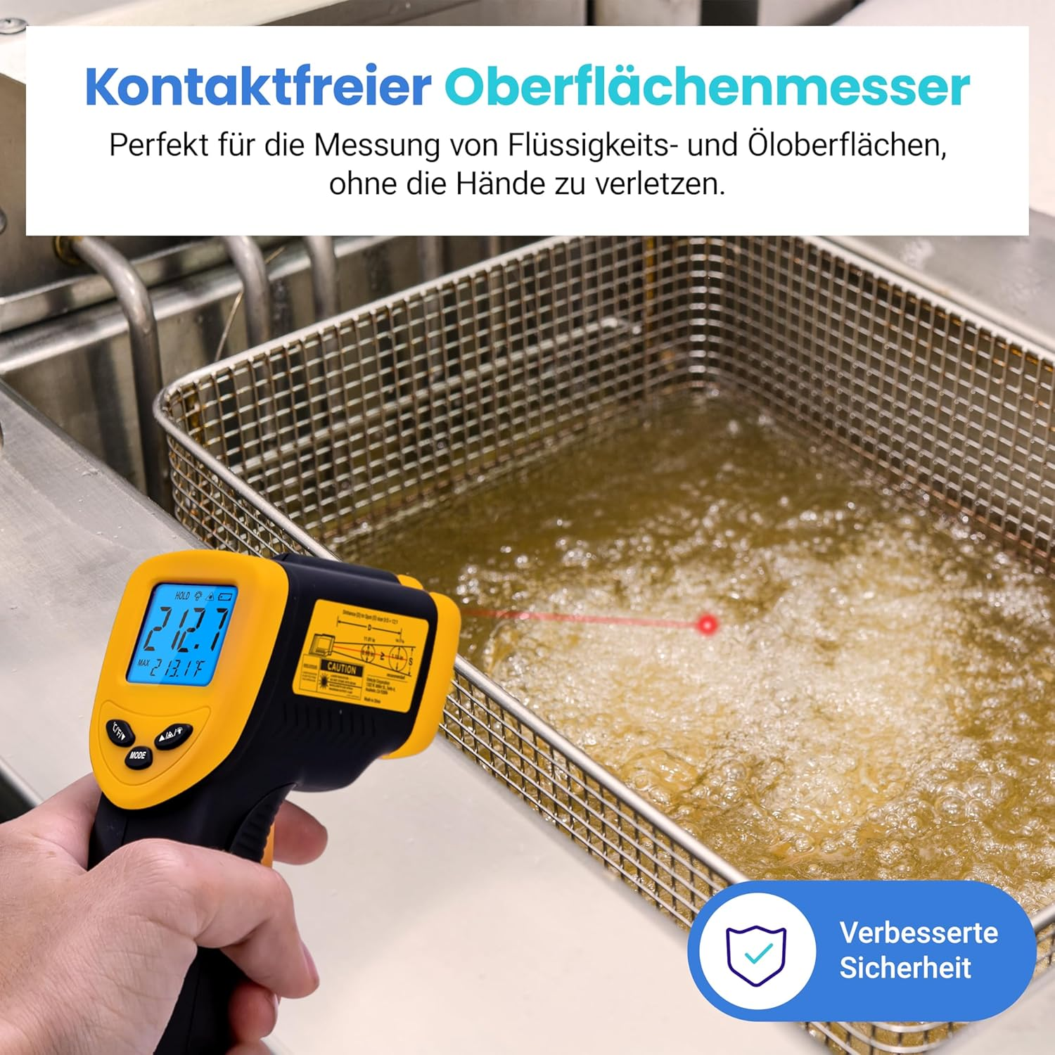 Ein gelbes und schwarzes Thermometer misst die Temperatur eines Frittierkorbs voller Öl.