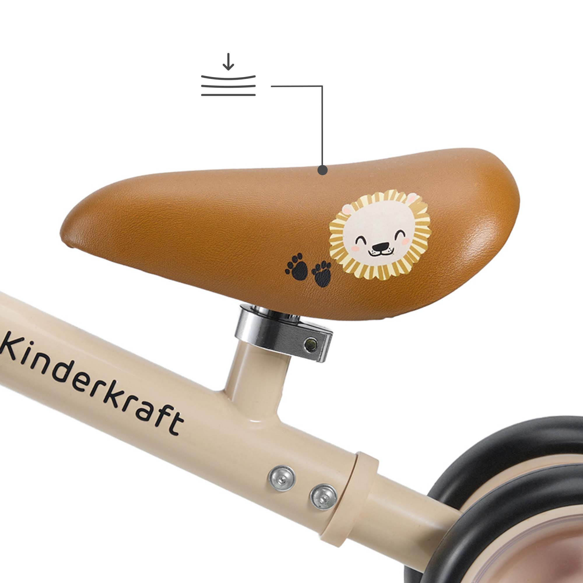 Ein beiger Fahrradsattel mit Löwenmotiv und Fußspuren. Der Schriftzug "Kinderkraft" ist sichtbar.