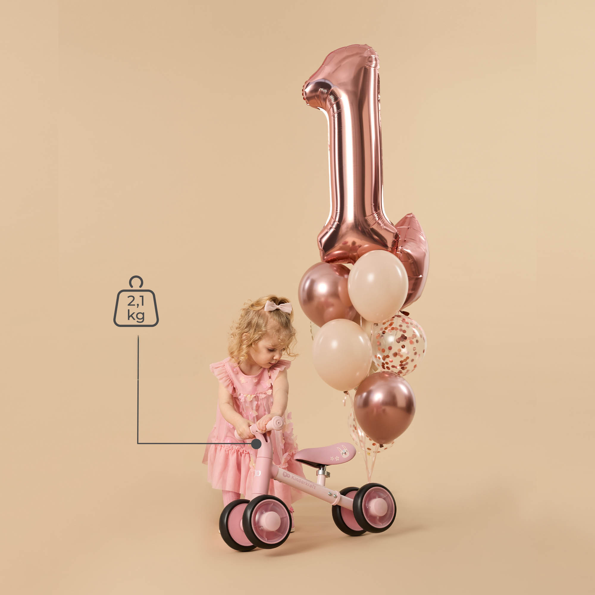 Ein Mädchen in rosa kleidet sich mit einem Roller und Ballons. Gewicht 2,1 kg.