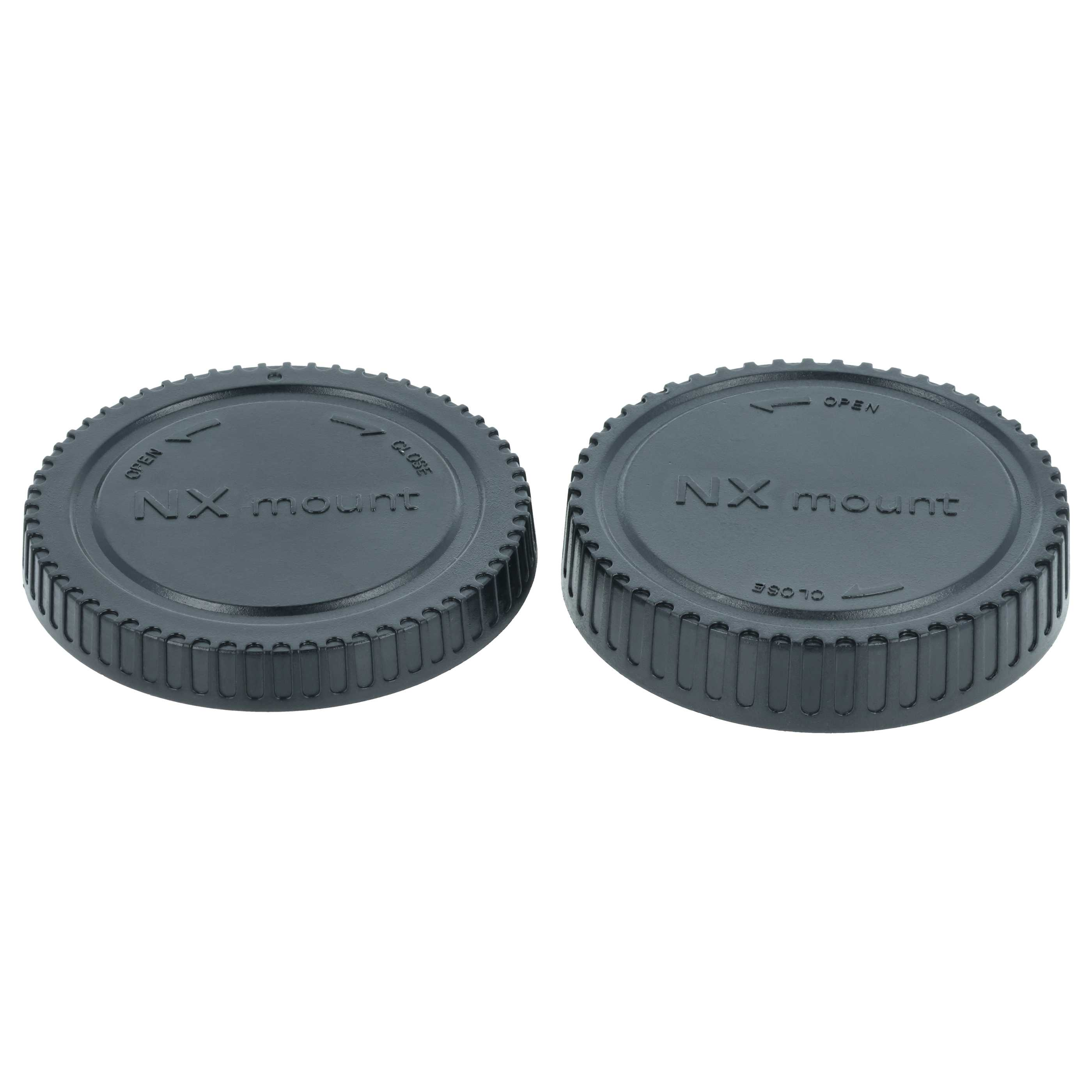 Zwei schwarze Objektivdeckel mit NX-Mount-Beschriftung und Pfeilen.