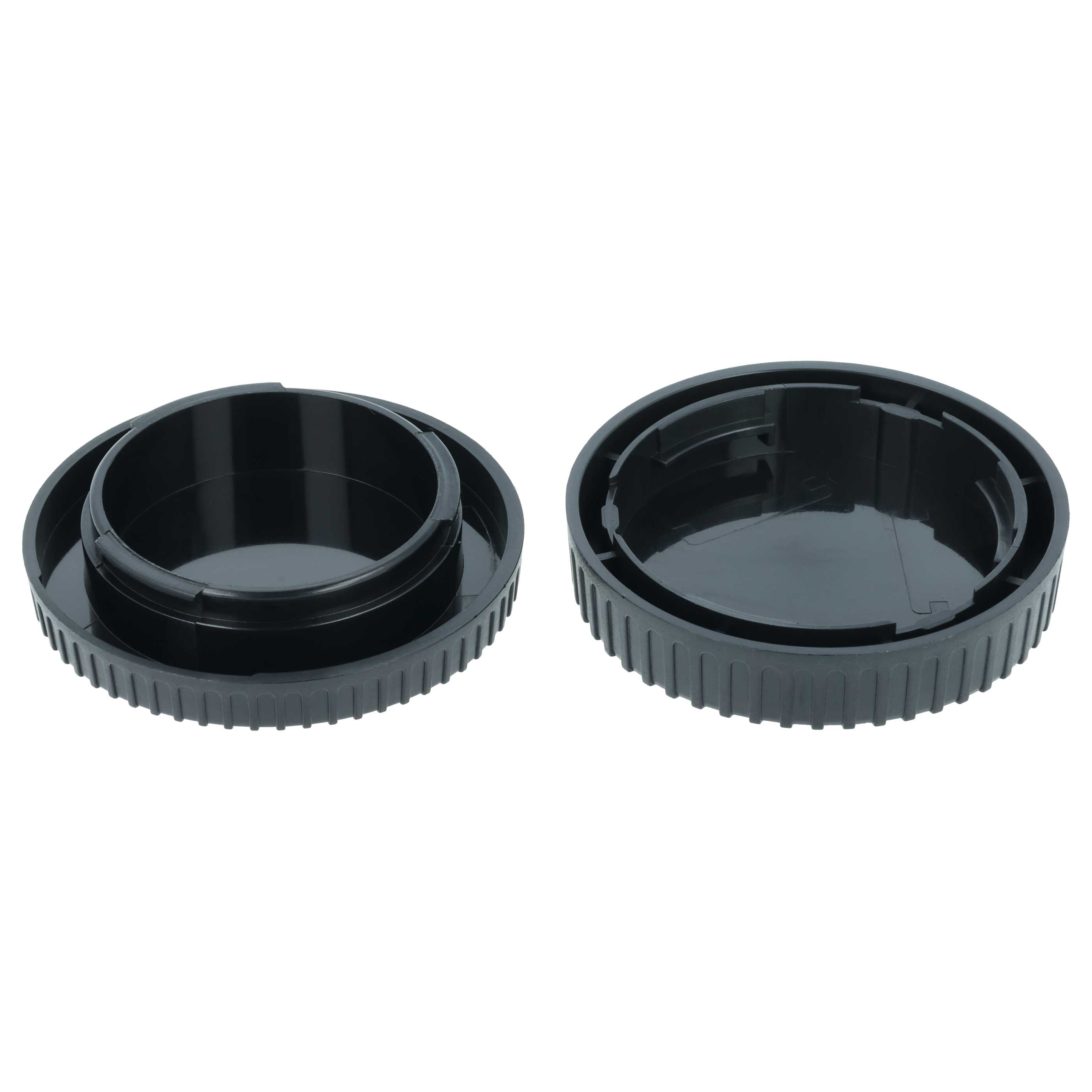Zwei schwarze Plastikkappen, eine davon mit einem inneren Ring, nebeneinander.