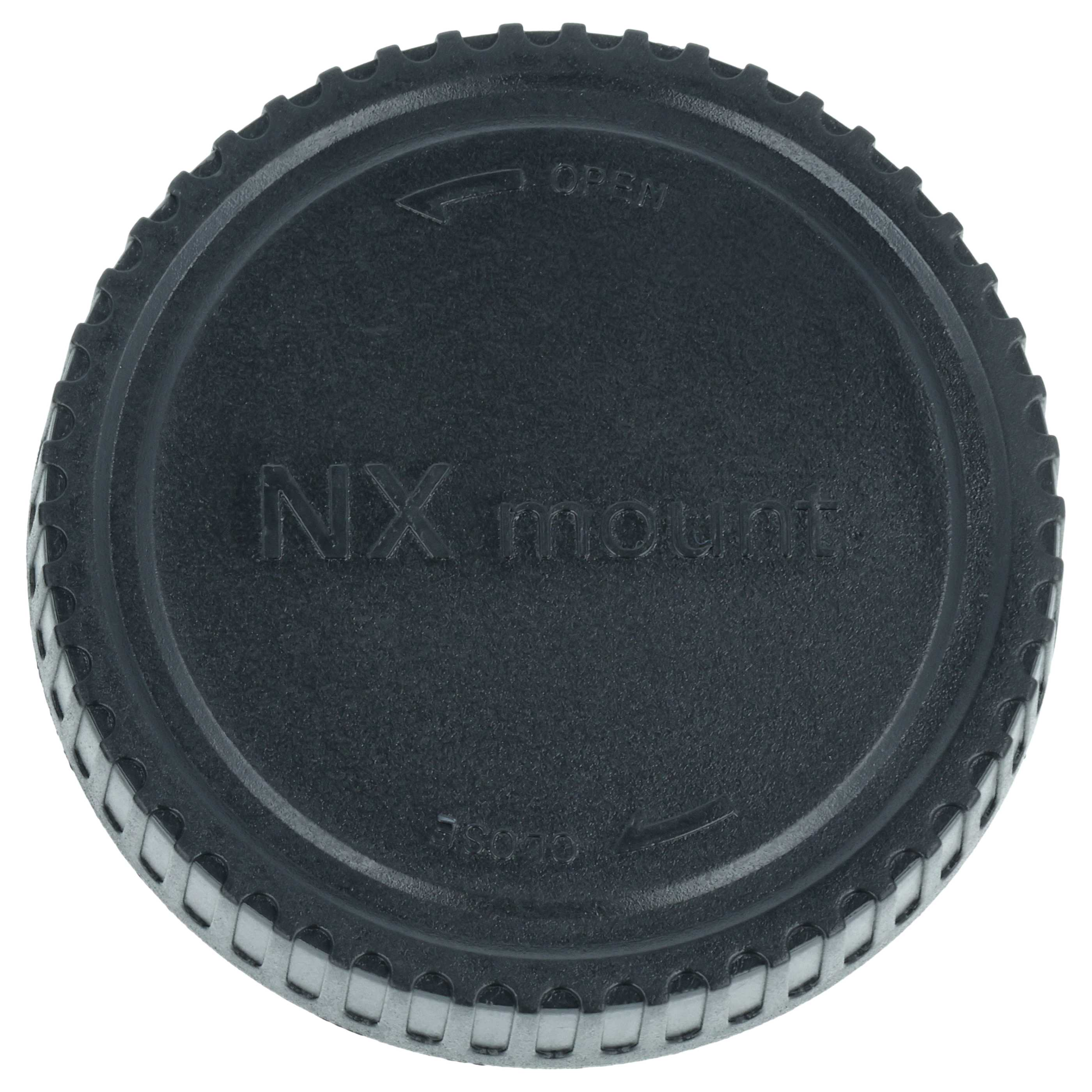Schwarzer Objektivdeckel mit Prägung 'NX mount', 'OPEN' und 'CLOSE'.