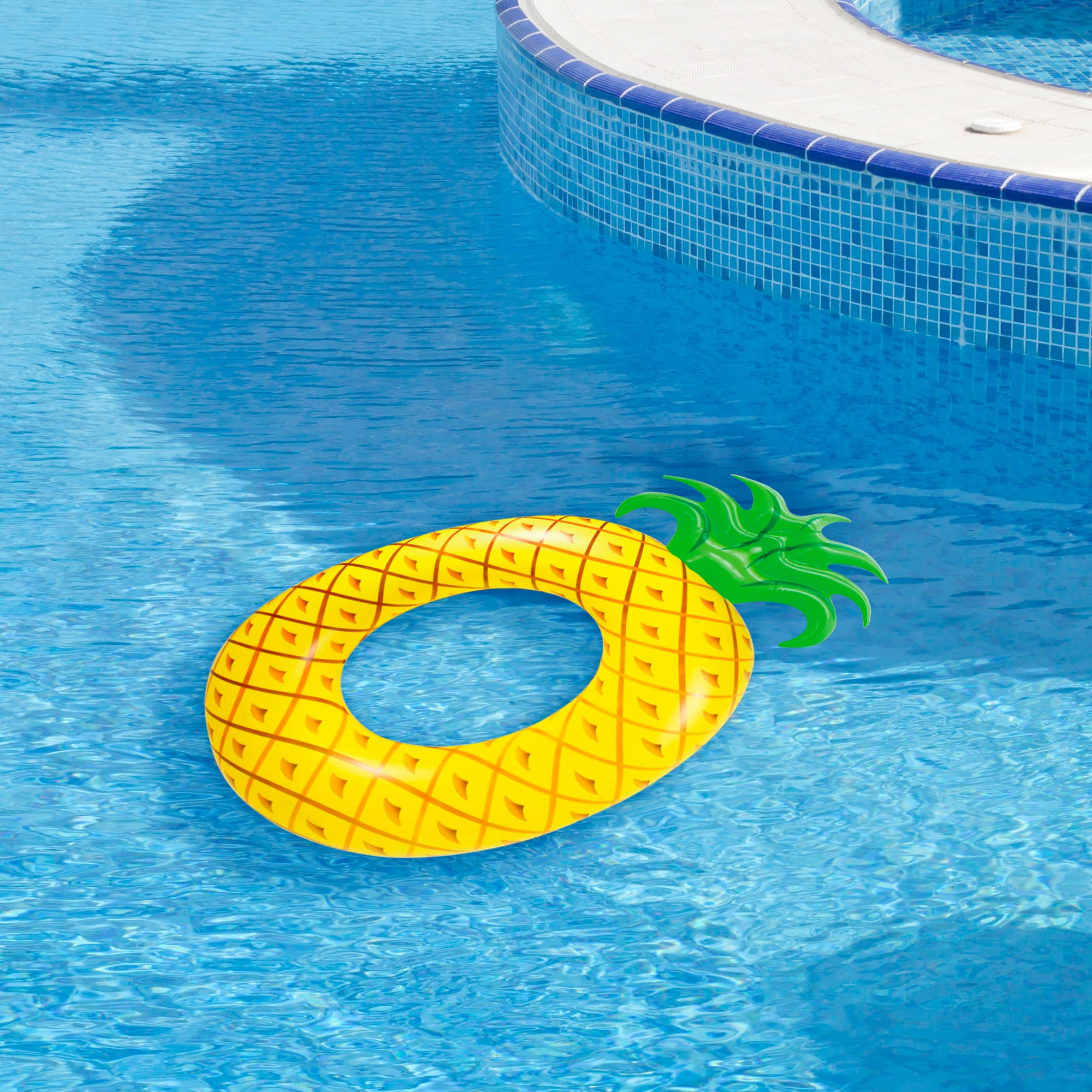 Ein gelber aufblasbarer Ananas-Schwimmring treibt in klarem blauem Poolwasser.