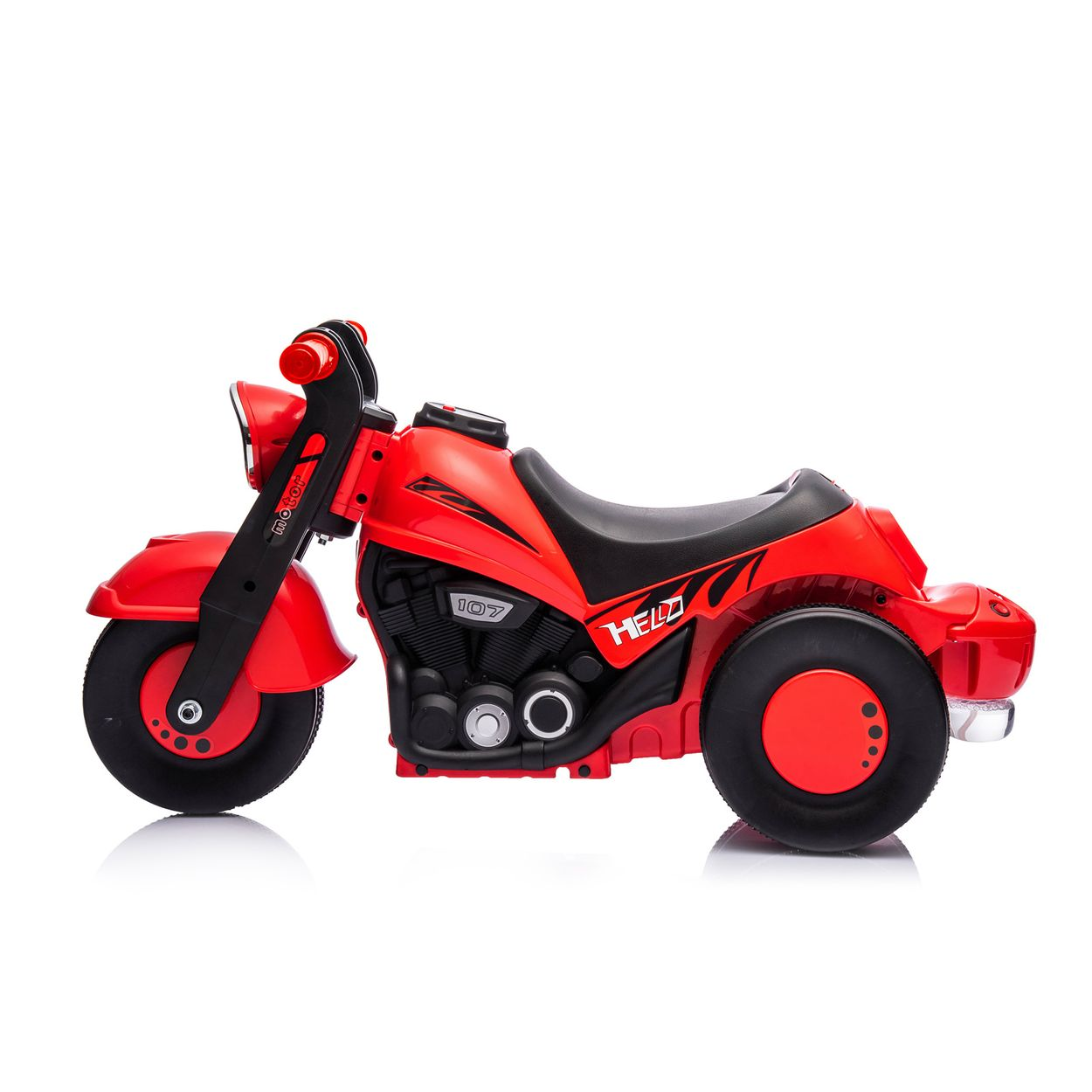 Ein rotes Spielzeugmotorrad mit schwarzen Akzenten und "HELO 107"-Markierungen. Es hat drei Räder.