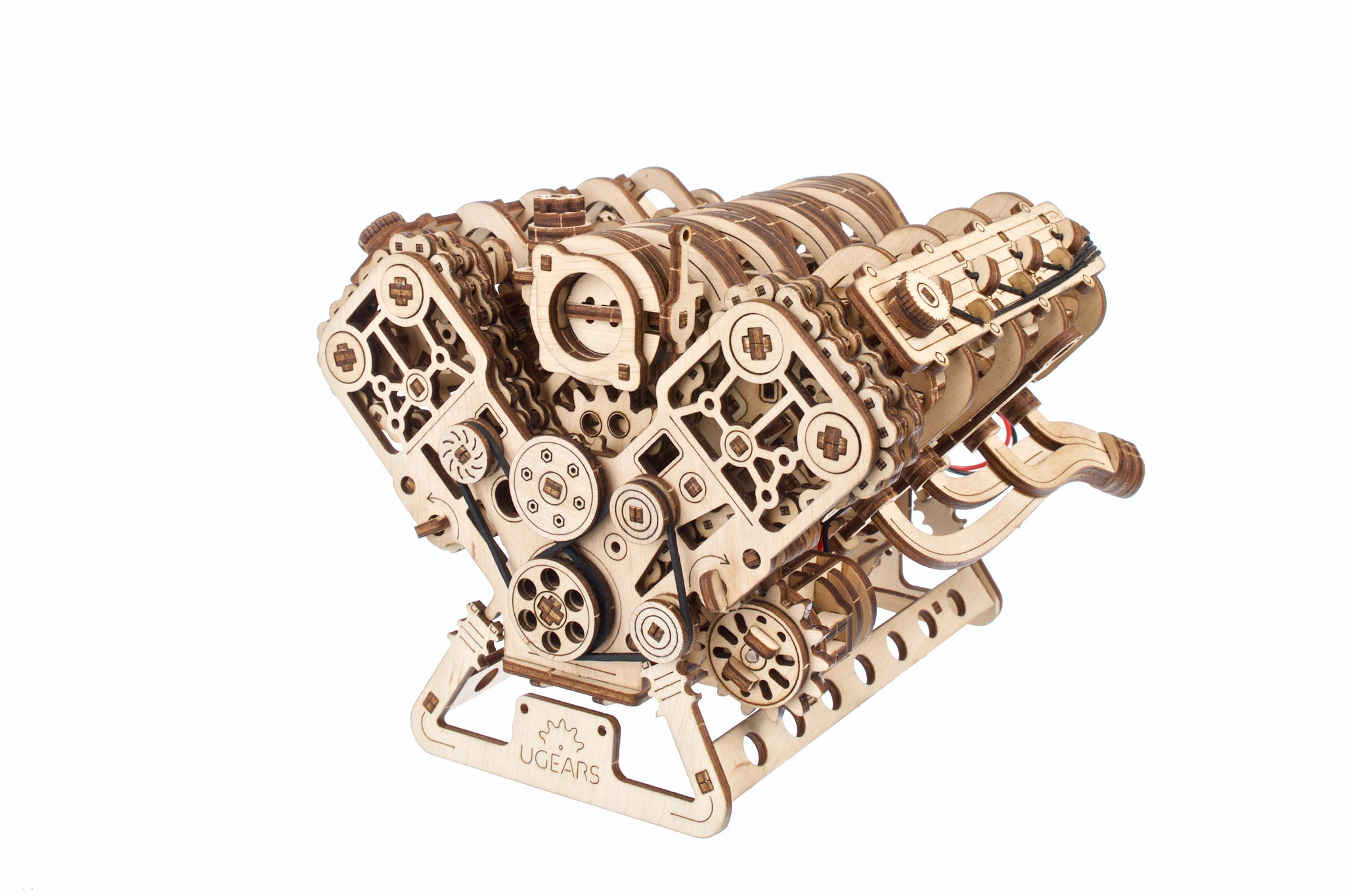 Holzmodell eines V8-Motors mit sichtbaren Zahnrädern, Kolben und Riemen auf Weiß.