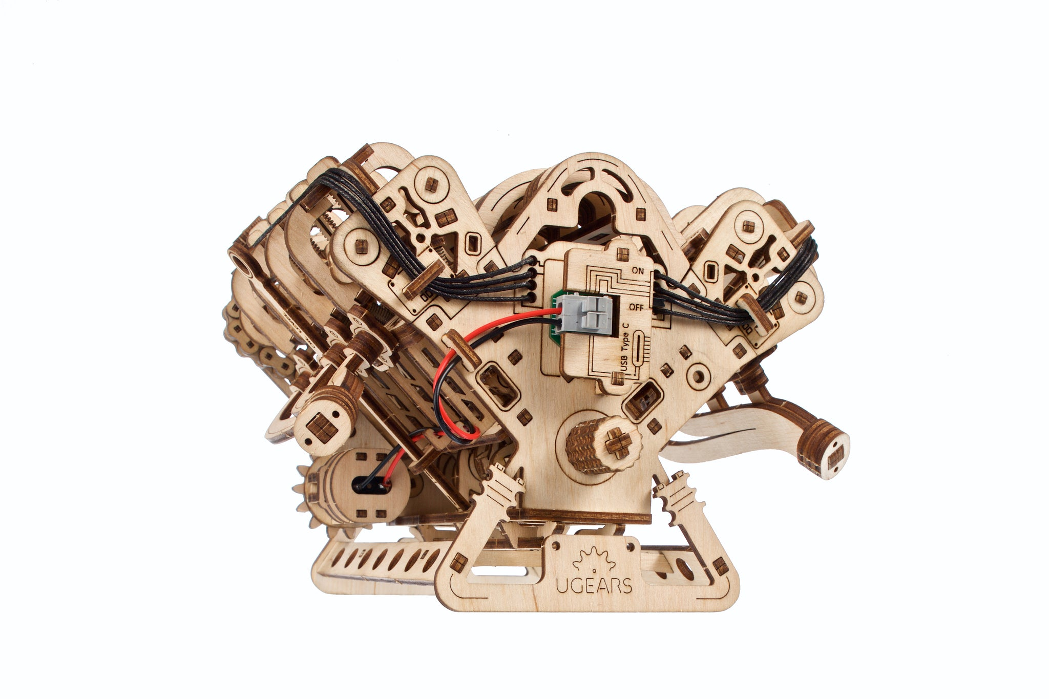 Ein detailliertes Holzmodell eines V8-Motors mit Kabeln und Schalter.