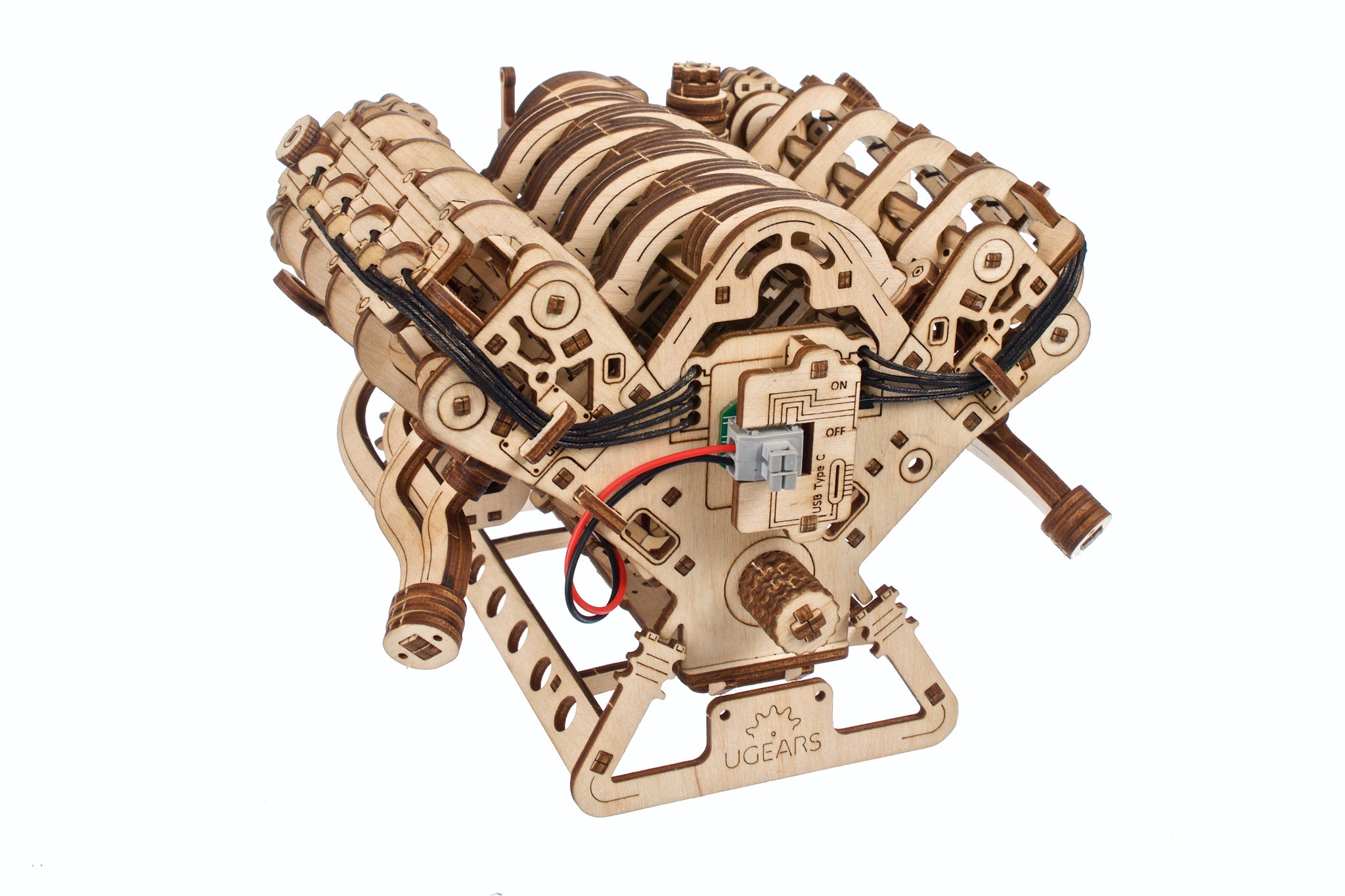 Ein hölzernes V8-Motor-Modell mit Drähten und einem USB-C-Anschluss.