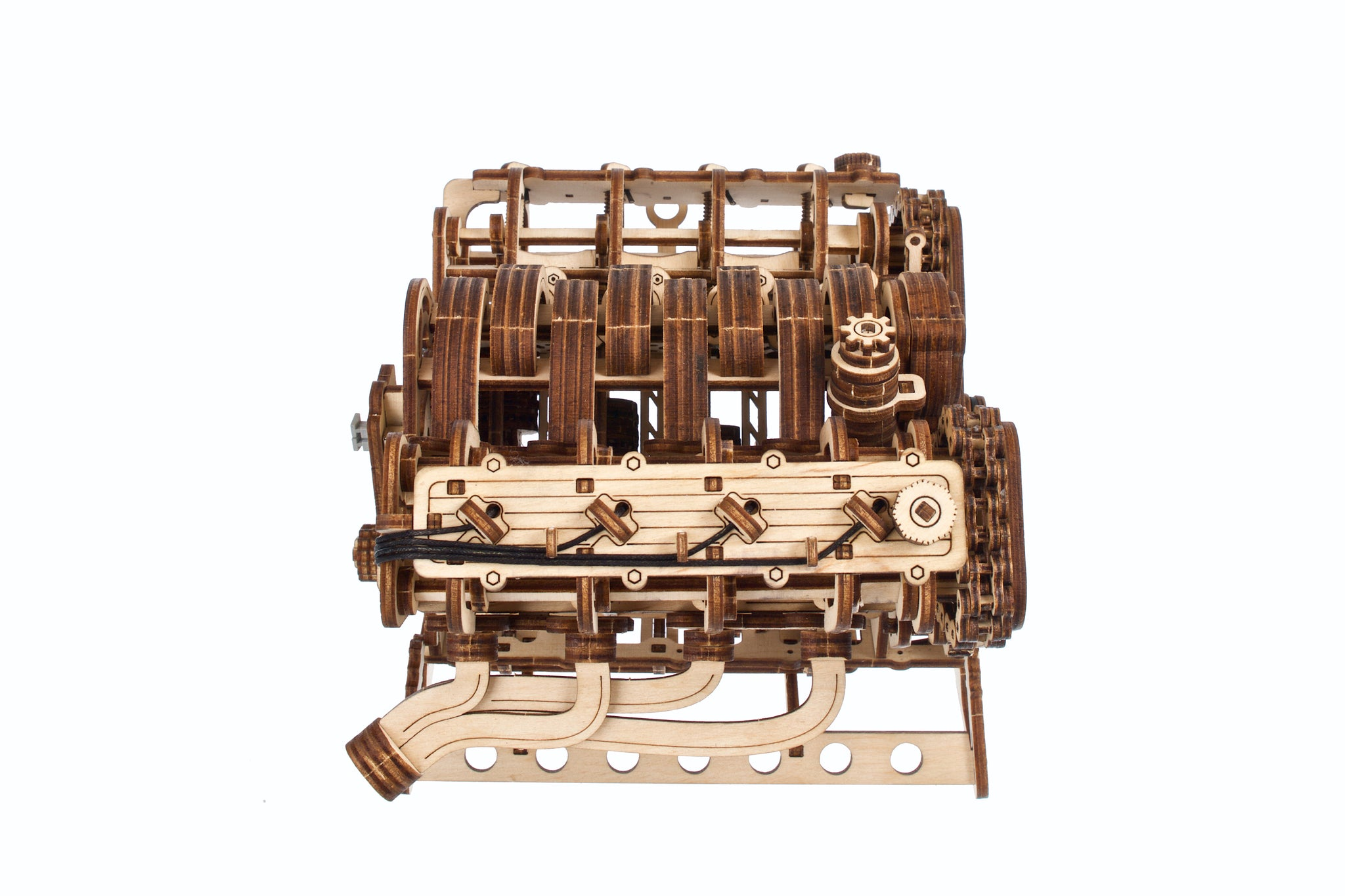 Ein hölzernes Modell eines V8-Motors mit sichtbaren Kolben und Zahnrädern.