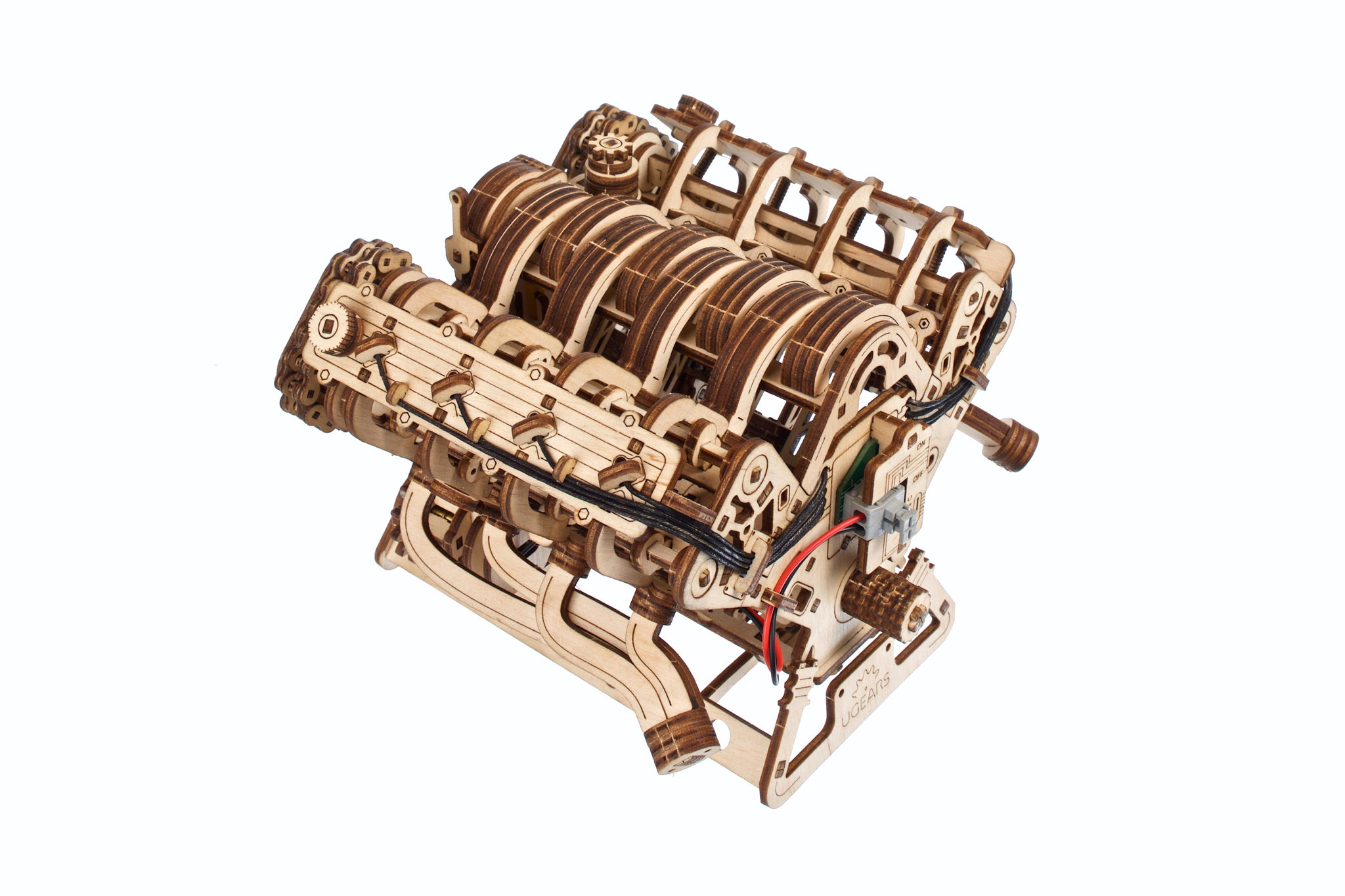 Ein hölzernes Modell eines V8-Motors mit Zylindern, Kolben und Verdrahtung.