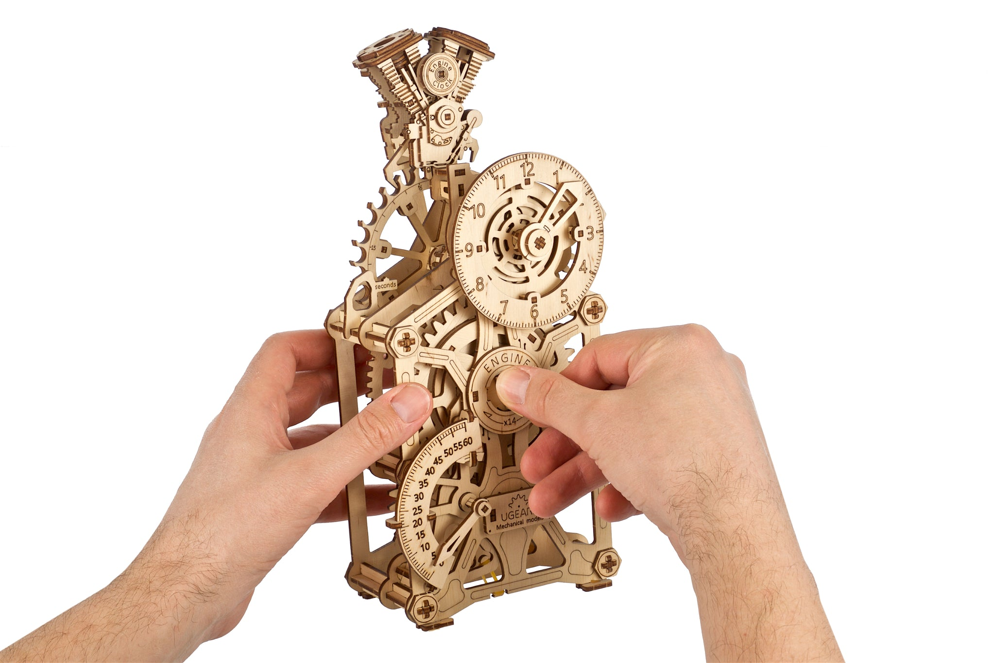 Holzmechanik-Modell mit Zahnrädern, Zifferblatt und zwei Händen, die es einstellen.