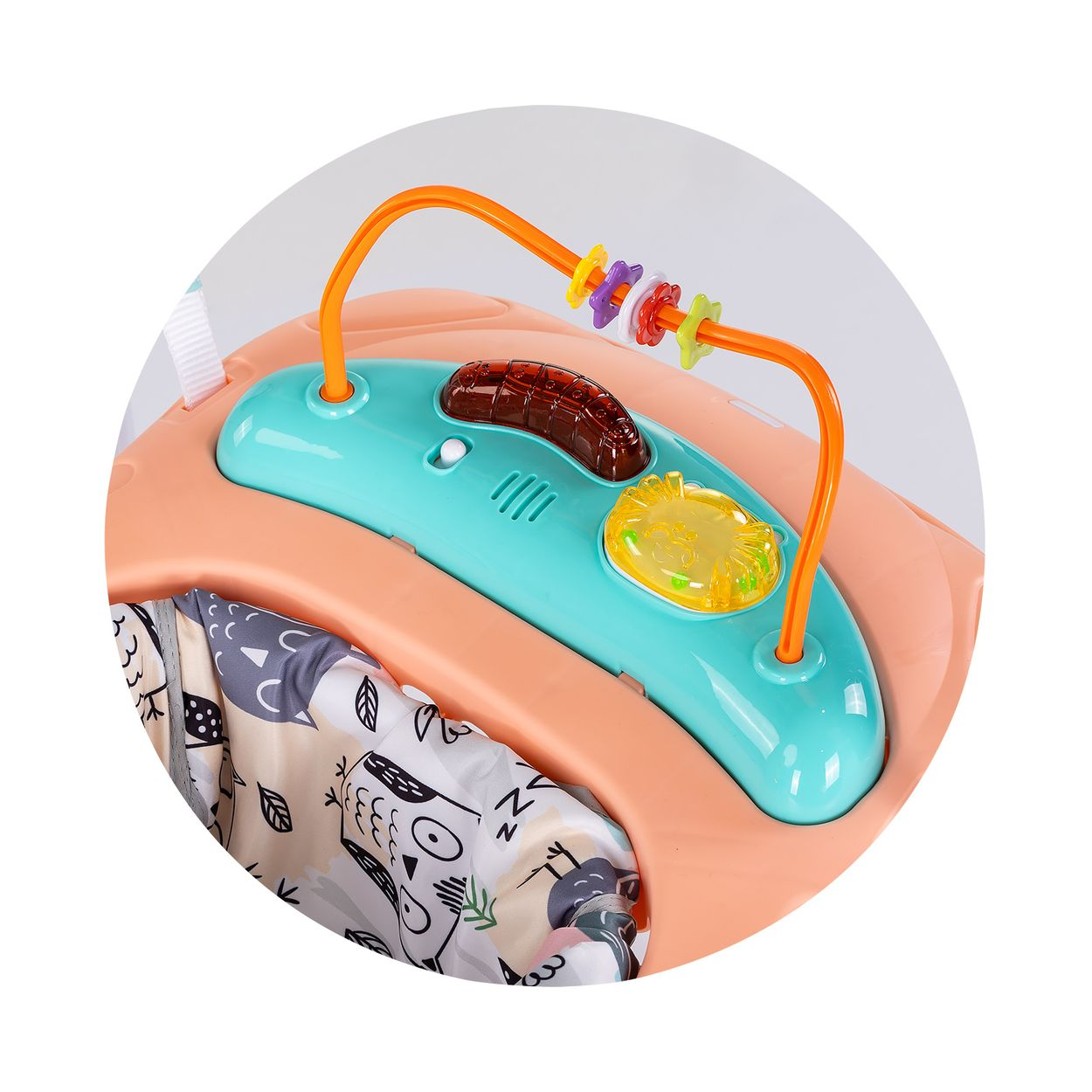 Ein Baby-Gehfrei mit Spielzeug, einer Spielleiste und einem Sitz mit Eulenmotiv.