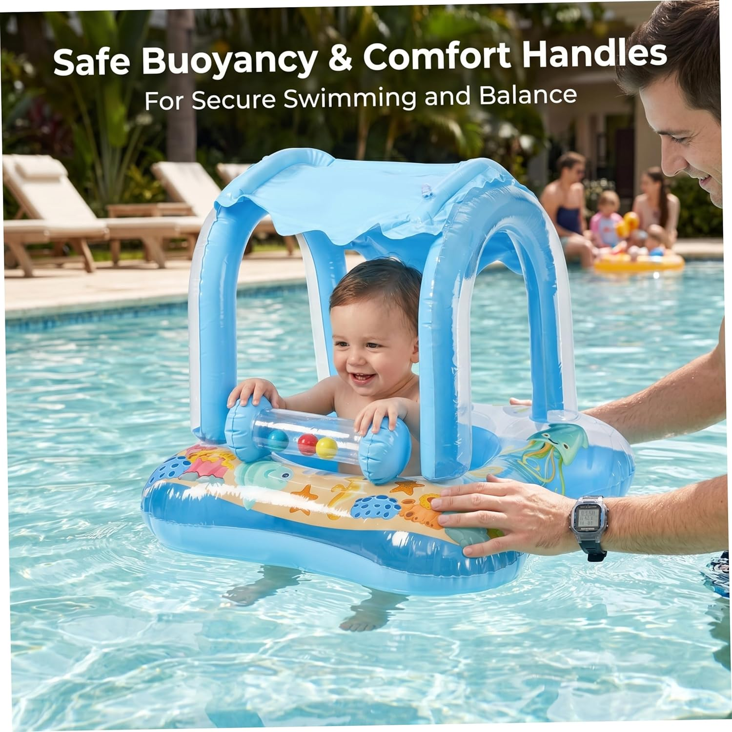 Ein Baby in einem blauen Schwimmring mit Baldachin schwimmt im Pool, während ein Mann daneben steht.