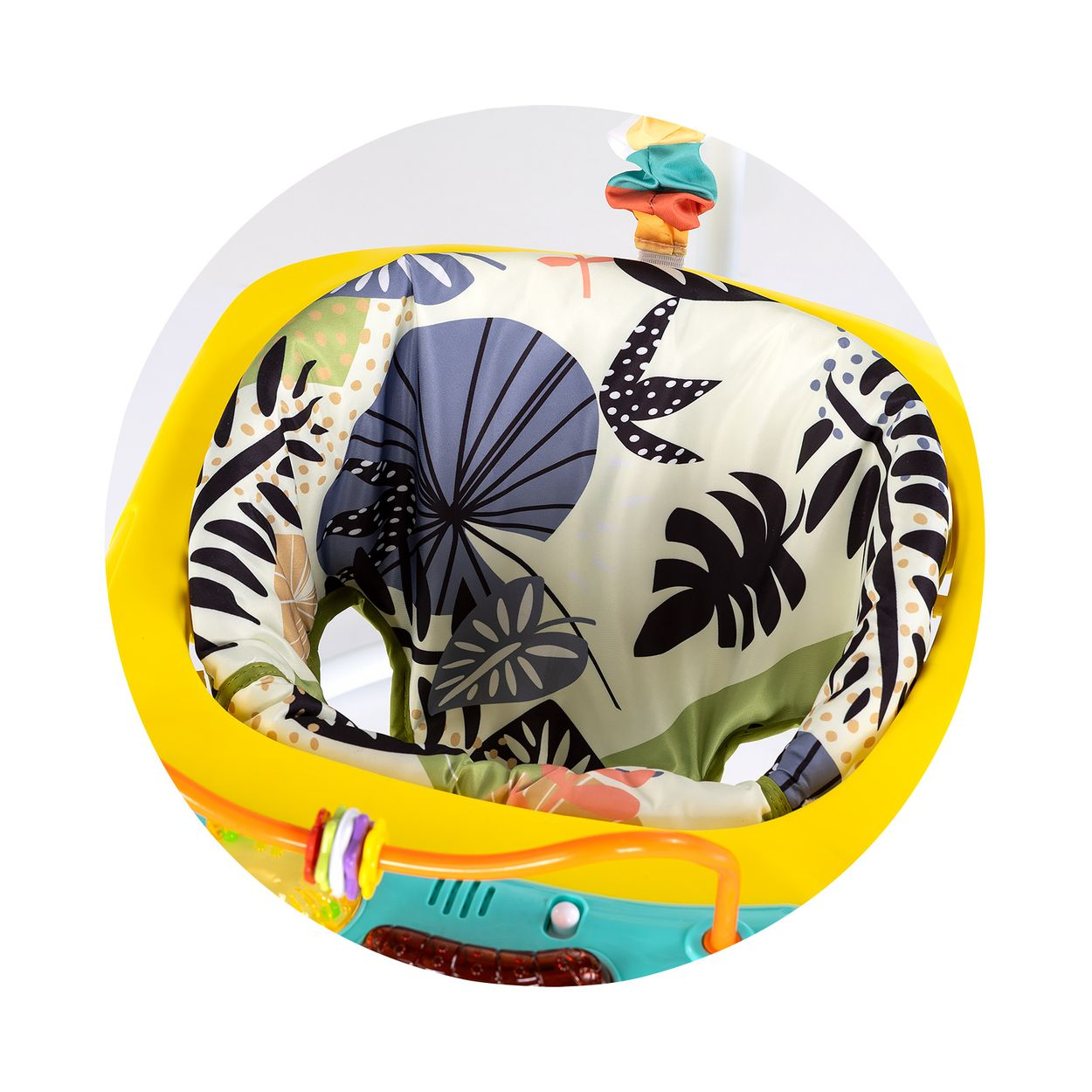 Ein gelber Babystuhl mit buntem Stoff und Spielzeug.