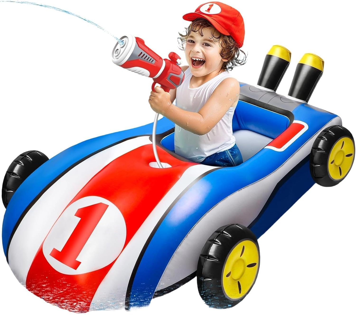 Ein Junge in einem roten Hut und weißem Hemd spritzt Wasser aus einer Spielzeugpistole in einem aufblasbaren Rennwagen.