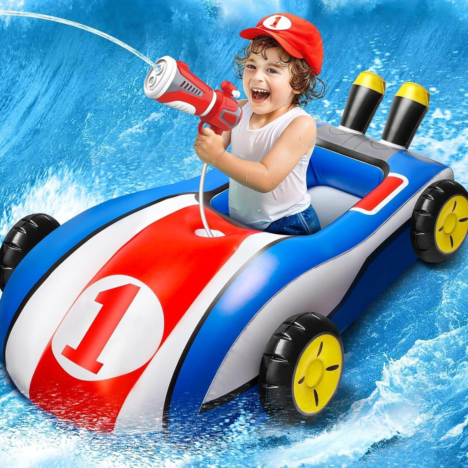 Ein Junge in einem aufblasbaren Rennwagen mit einer Wasserpistole im blauen Wasser.