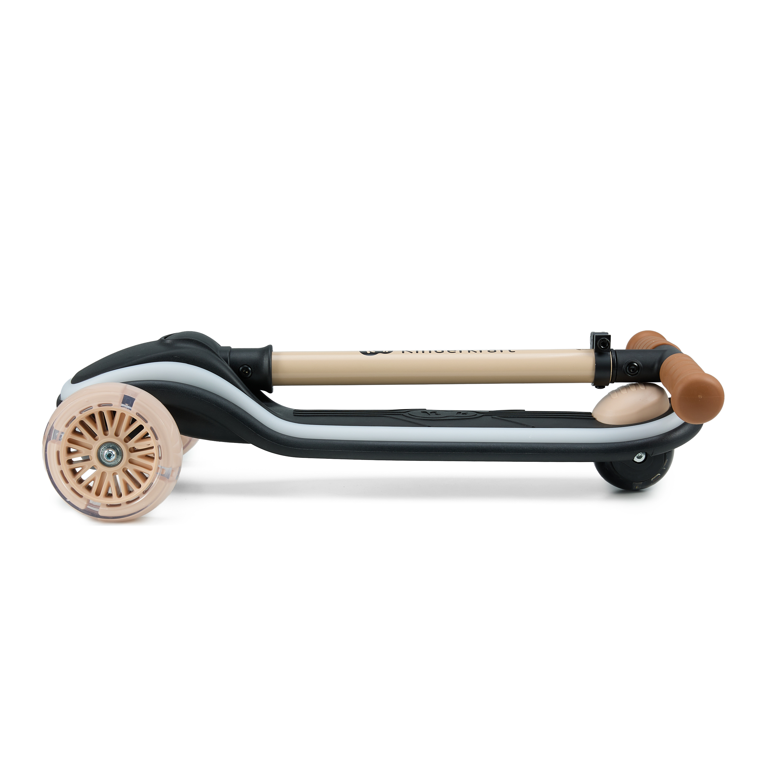 Ein schwarzer Roller mit hellbraunen Griffen und hellbraunen Rädern.