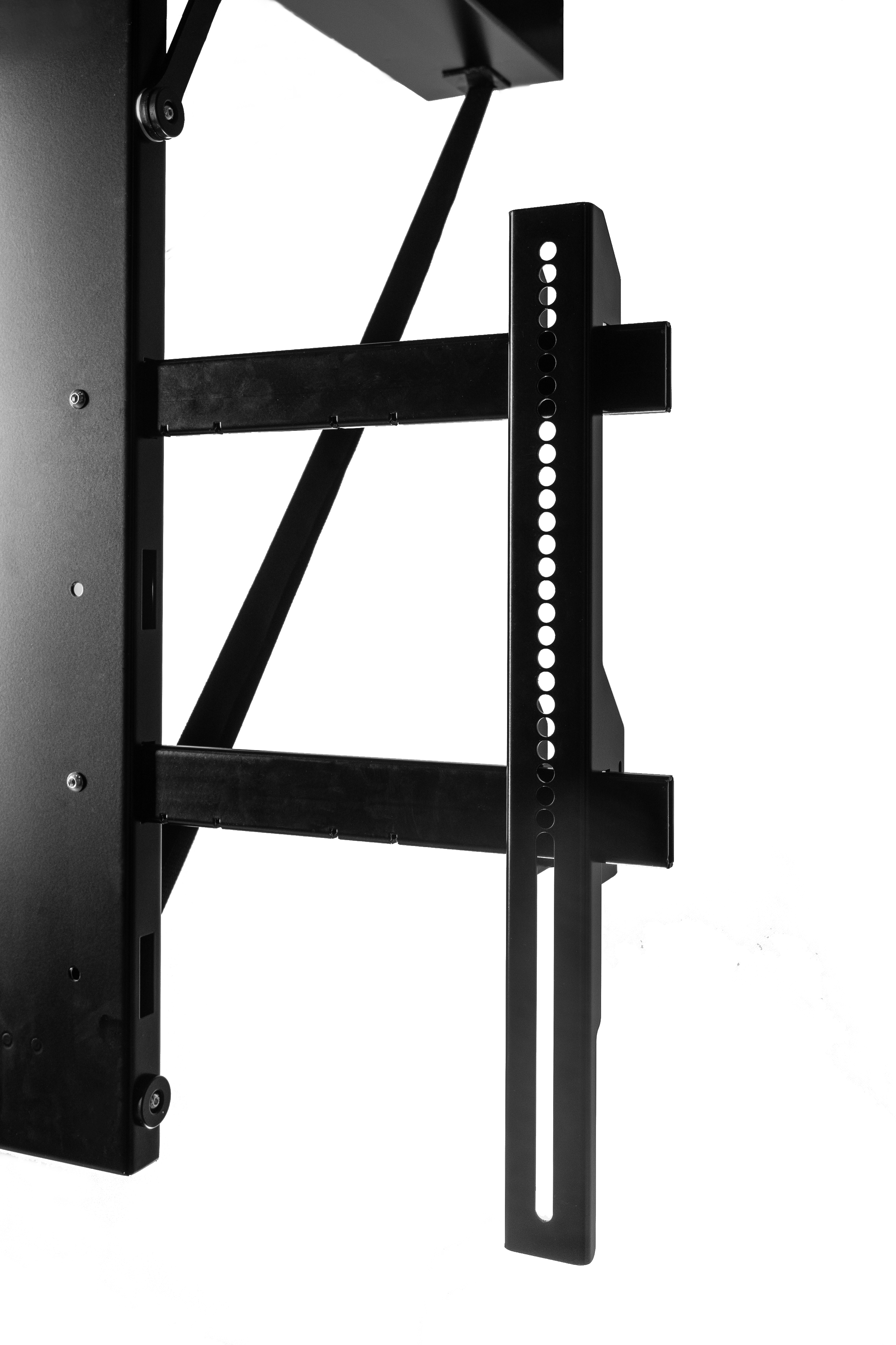 Schwarze Metallhalterung mit Lochung und Winkeln vor weißem Hintergrund.