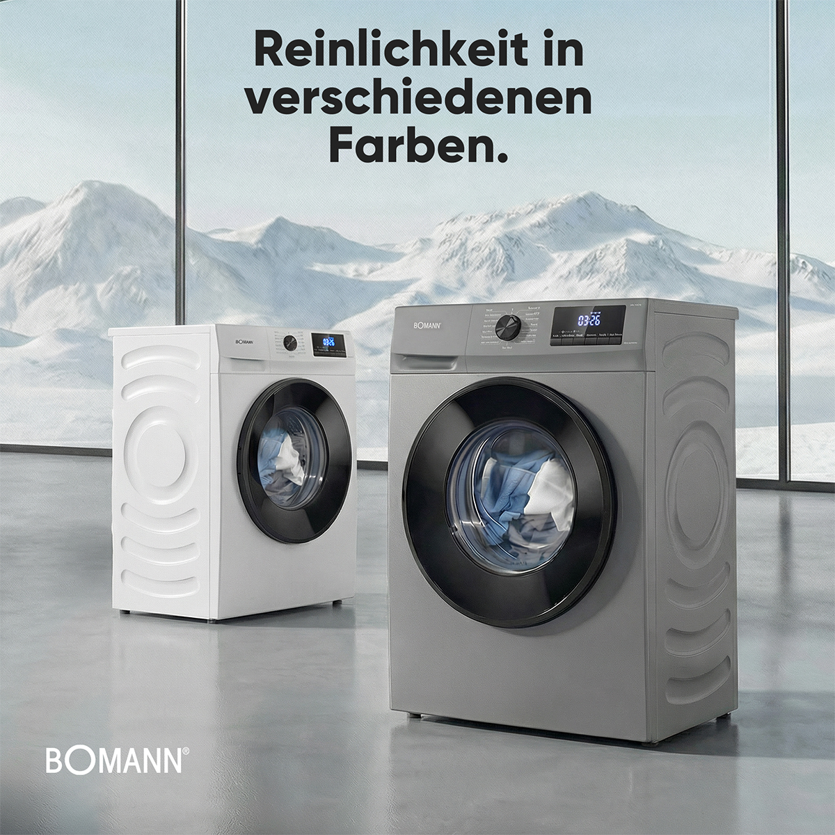 Zwei Bomann Waschmaschinen, weiß und grau, vor verschneiter Bergkulisse.
