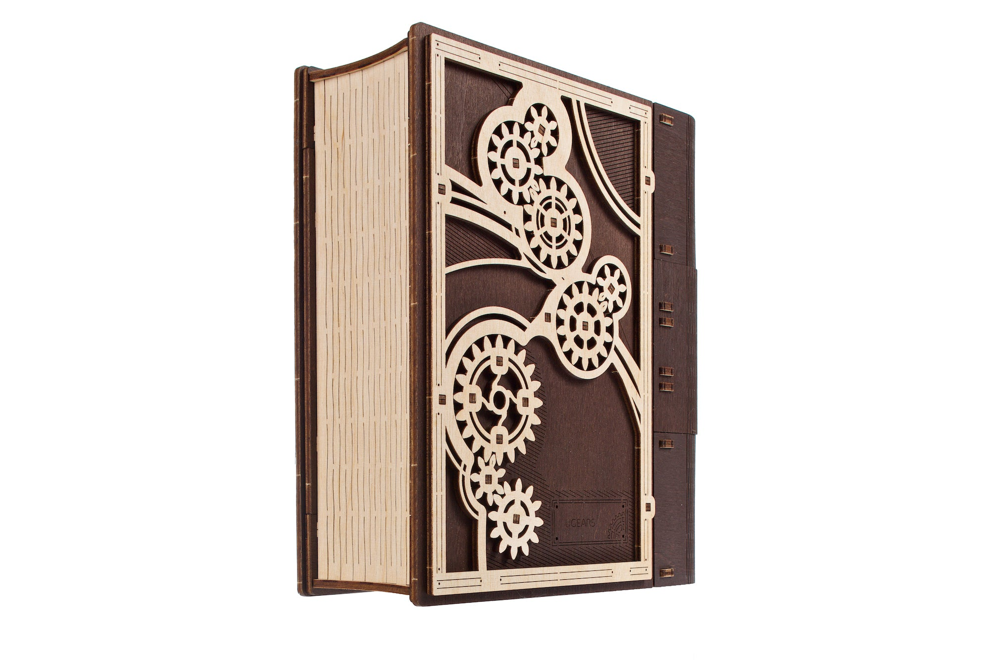 Ein hölzernes Buch mit Zahnraddesign auf dem Einband, auf weißem Hintergrund.