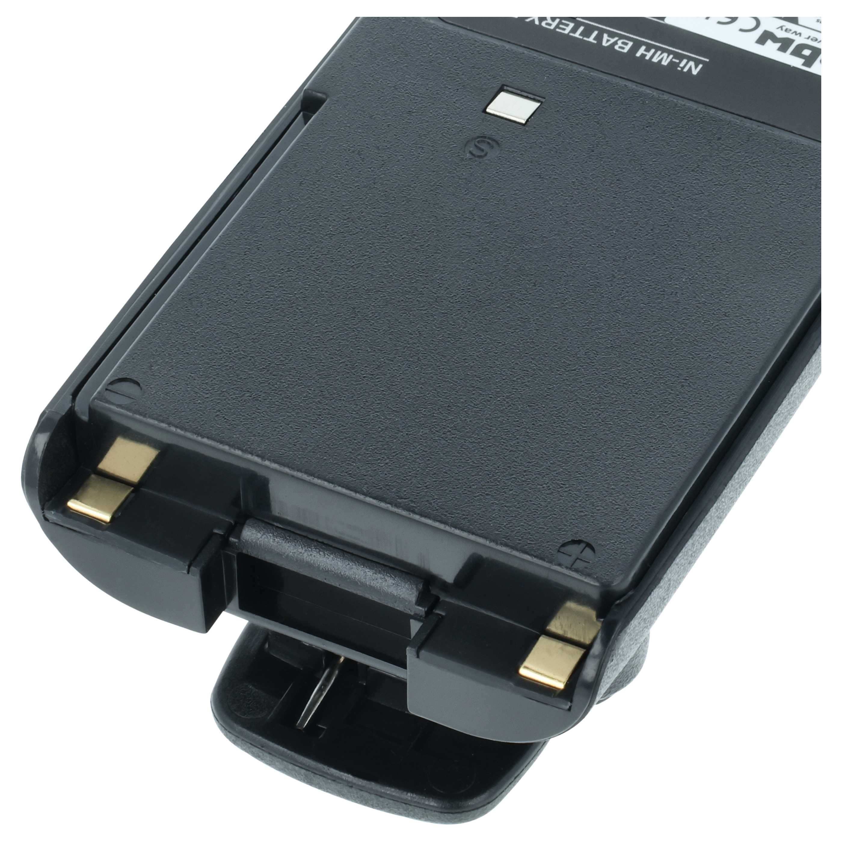 Nahaufnahme einer schwarzen Ni-MH-Batterie mit goldenen Kontakten und Beschriftung.