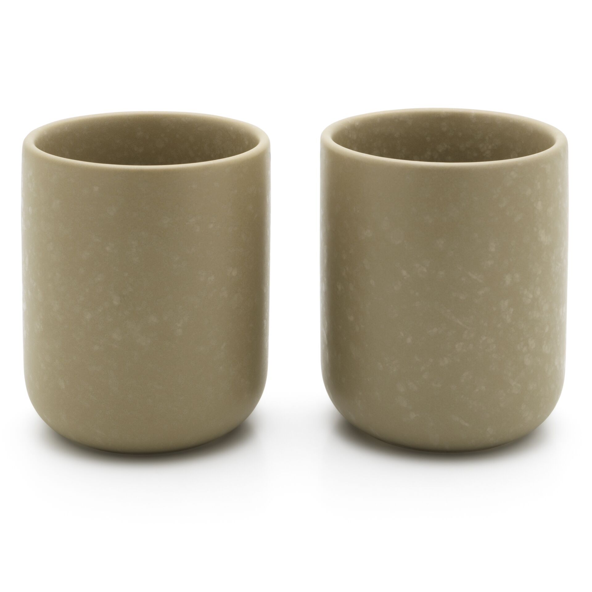 Zwei beige Becher mit gesprenkelter Textur stehen nebeneinander.