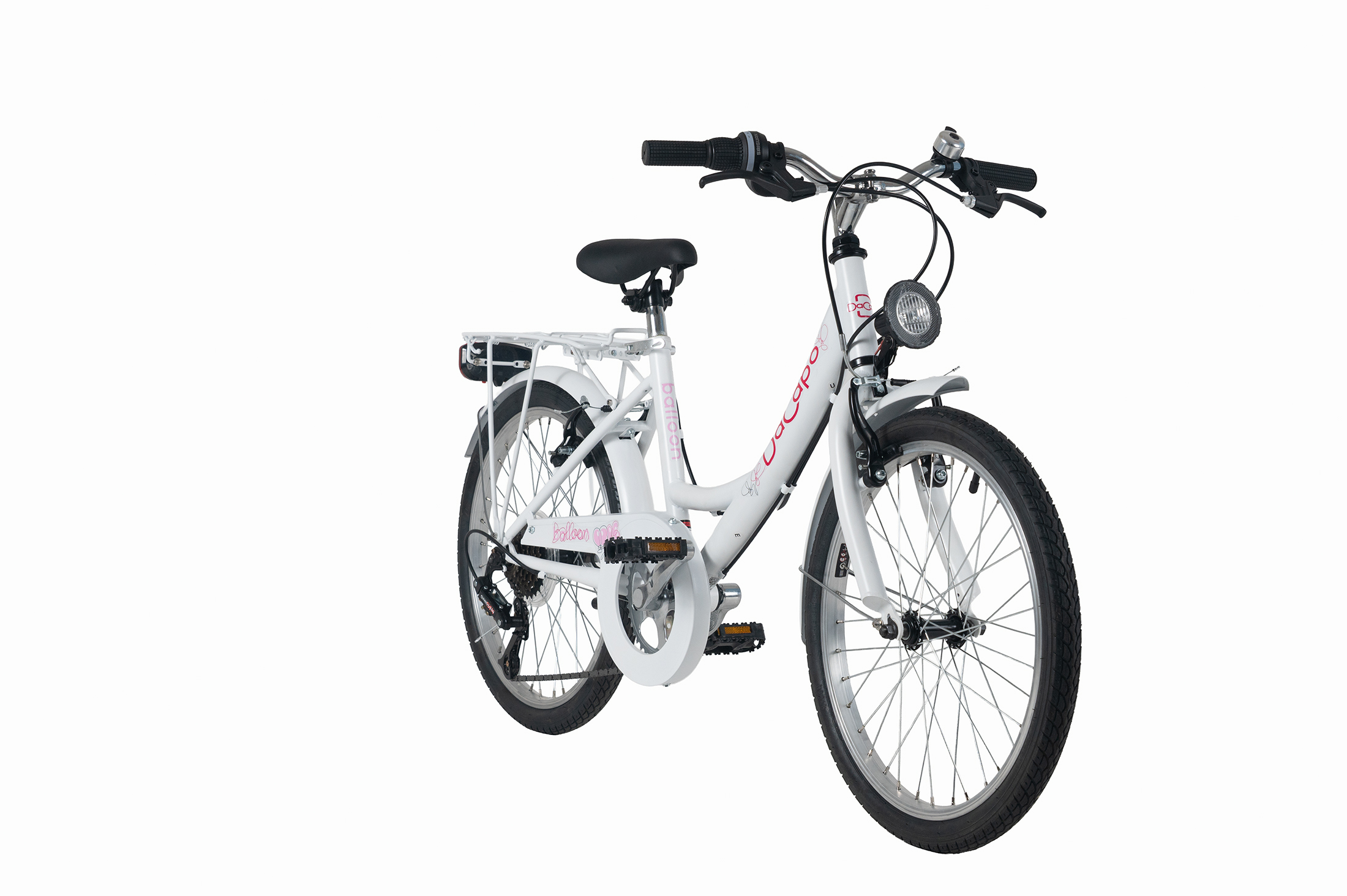 Ein weißes Fahrrad mit Gepäckträger, Rücklicht und Scheinwerfer.