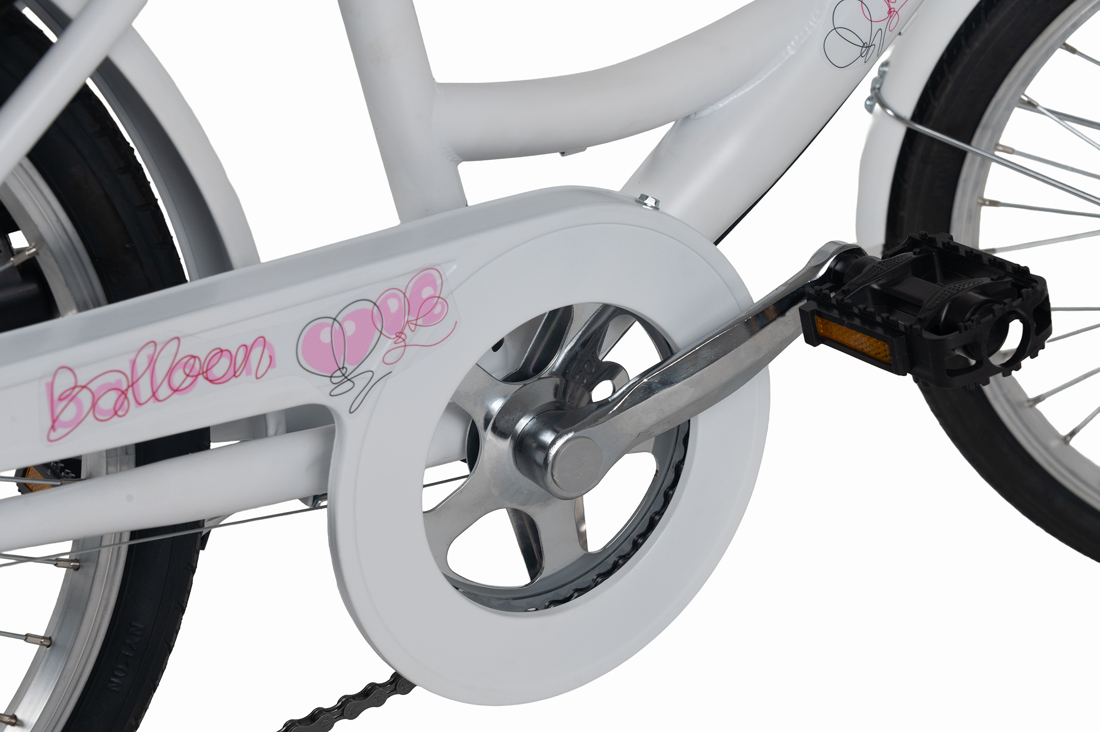 Nahaufnahme einer weißen Kinderfahrradkurbel mit rosa Ballons und Aufschrift 'Balloon'.