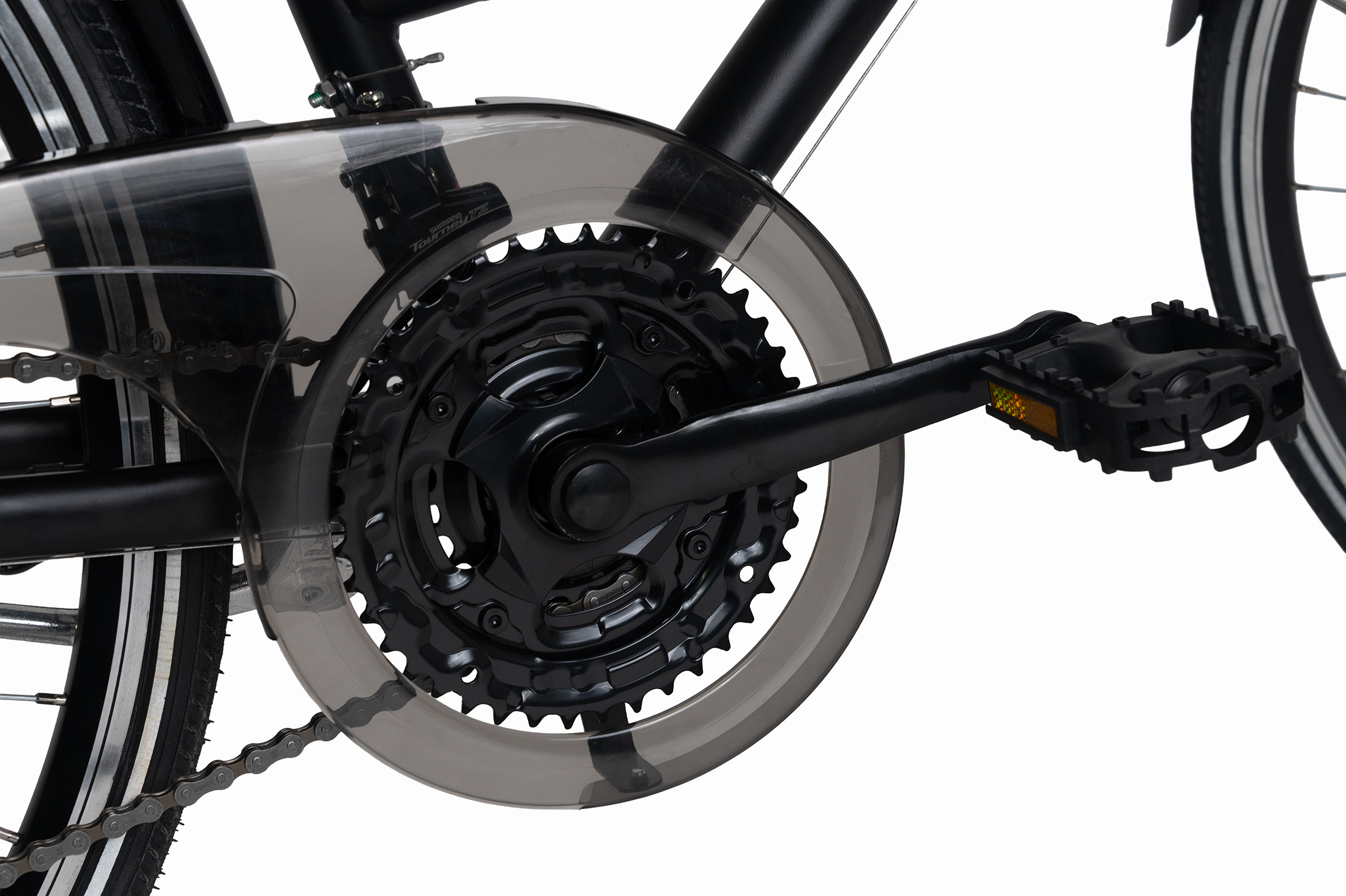 Nahaufnahme einer schwarzen Fahrradkurbel mit durchsichtigem Kettenschutz und schwarzem Pedal.