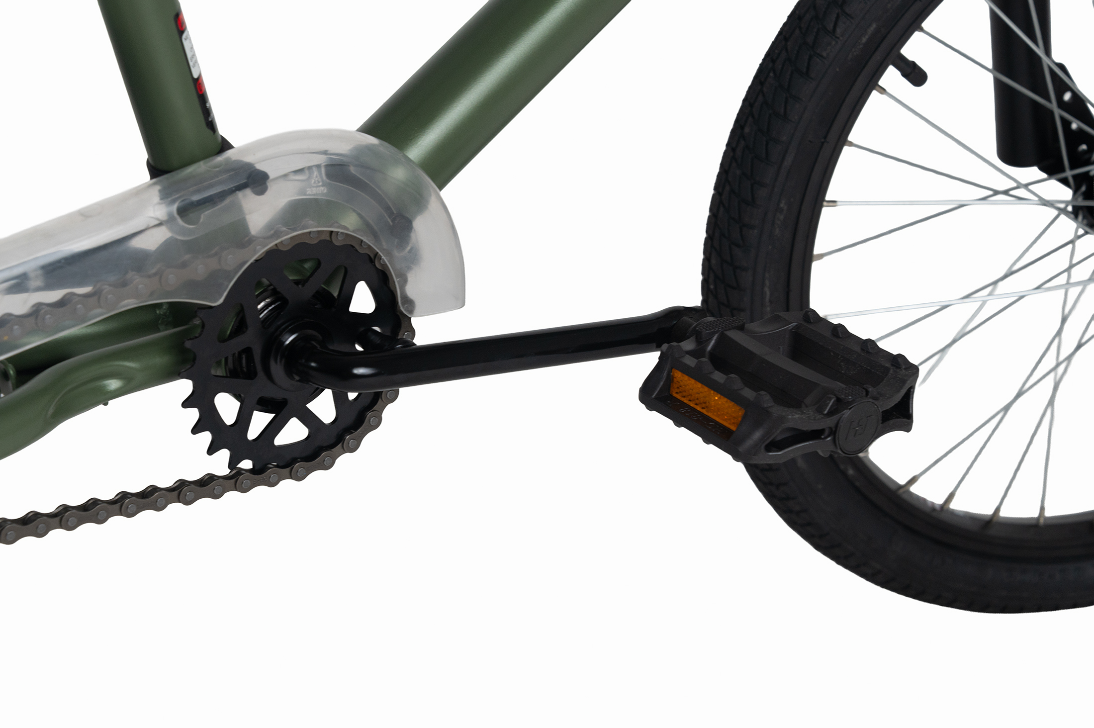 Nahaufnahme einer grünen Fahrradkette, Kurbelgarnitur, Pedal und Rad.