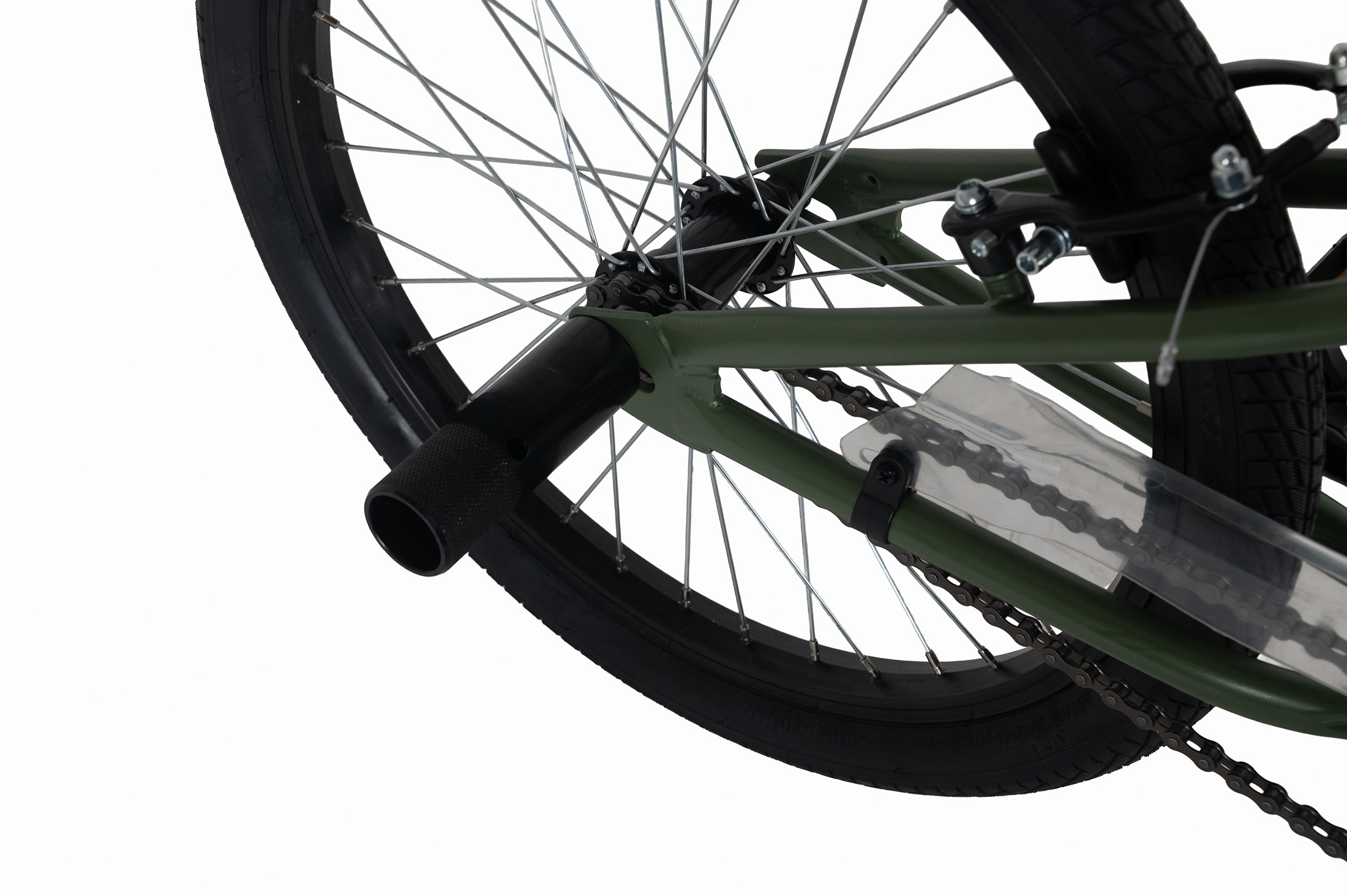 Nahaufnahme des Hinterrads eines grünen BMX-Rads mit Kette und Bremse.