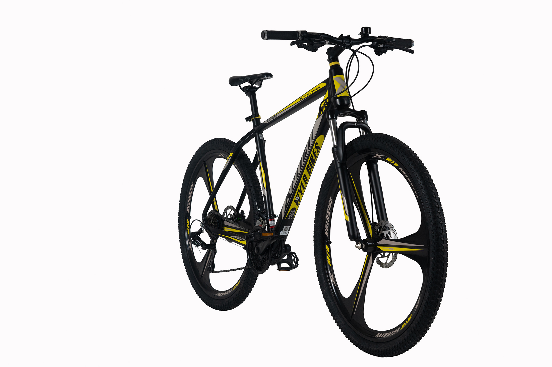 Ein schwarzes Mountainbike mit gelben Akzenten, steht auf weißem Hintergrund.